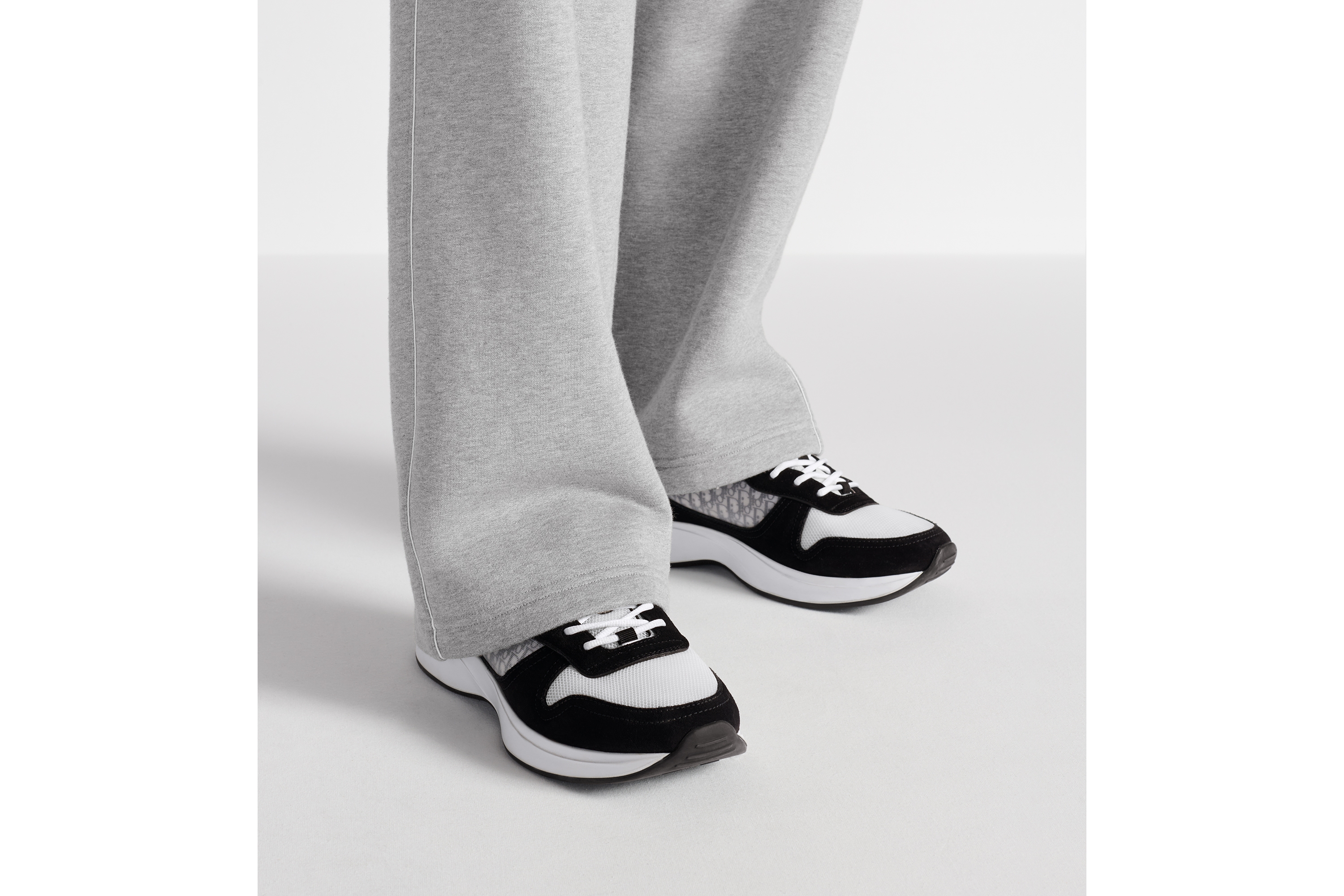 look_image_alt_prefix B25 Runner 运动鞋 黑色绒面革、白色网眼织物和黑色 Oblique 印花帆布 E23