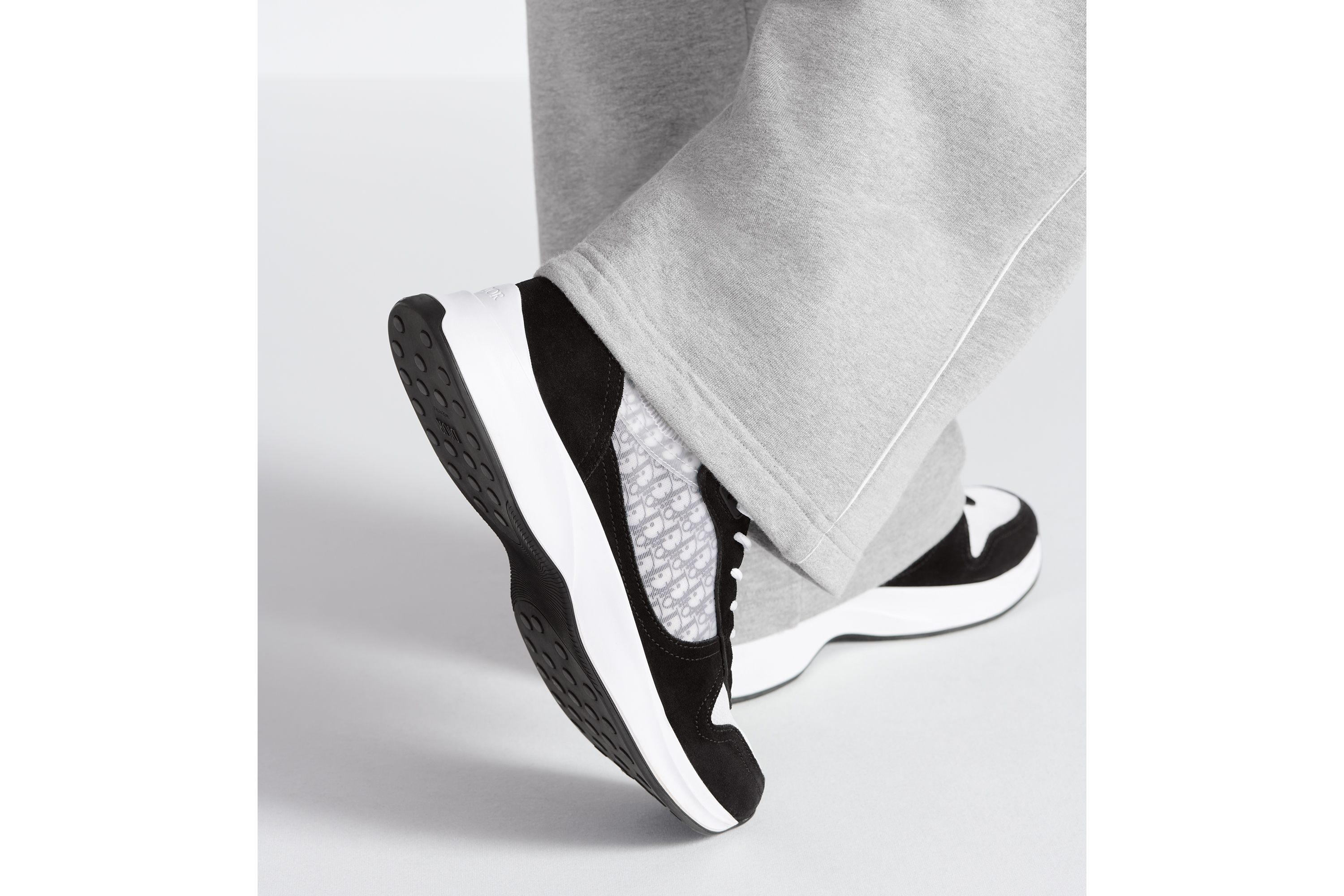 look_image_alt_prefix B25 Runner 运动鞋 黑色绒面革、白色网眼织物和黑色 Oblique 印花帆布 E24