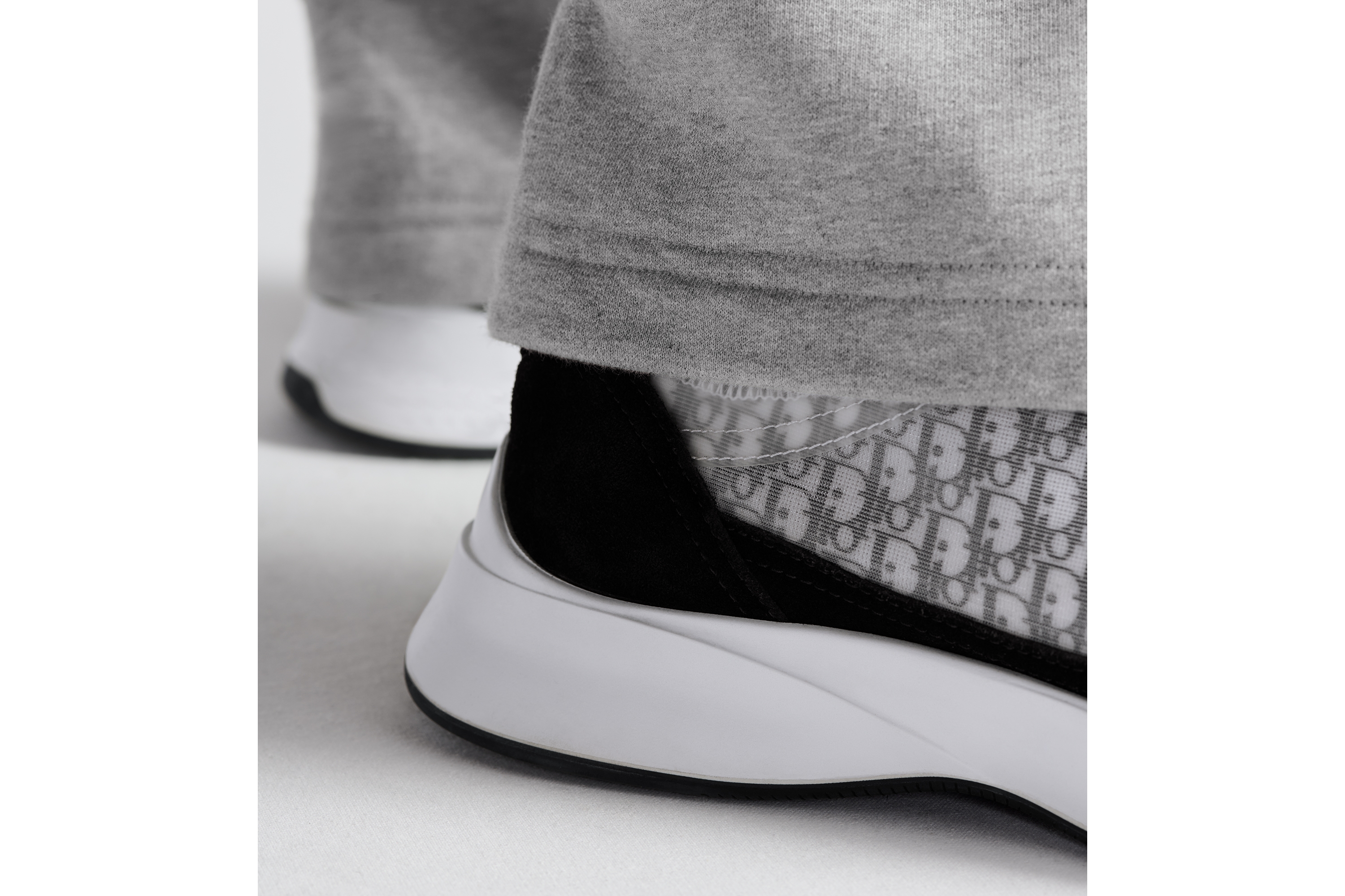 look_image_alt_prefix B25 Runner 运动鞋 黑色绒面革、白色网眼织物和黑色 Oblique 印花帆布 E25