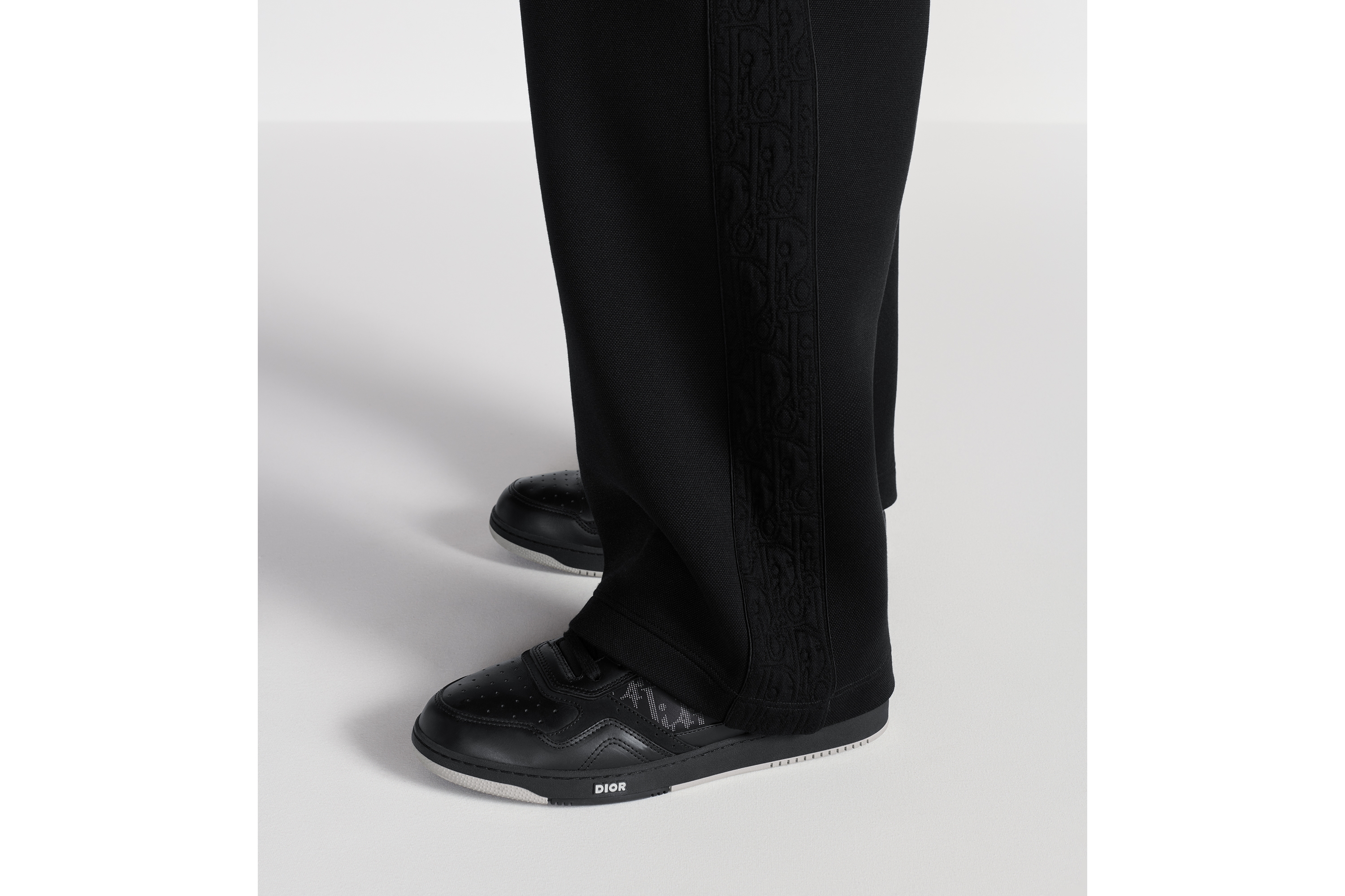 B27 Uptown 低帮运动鞋 黑色光滑牛皮革、黑色绒面革和黑色 Oblique Galaxy 印花效果皮革 E23