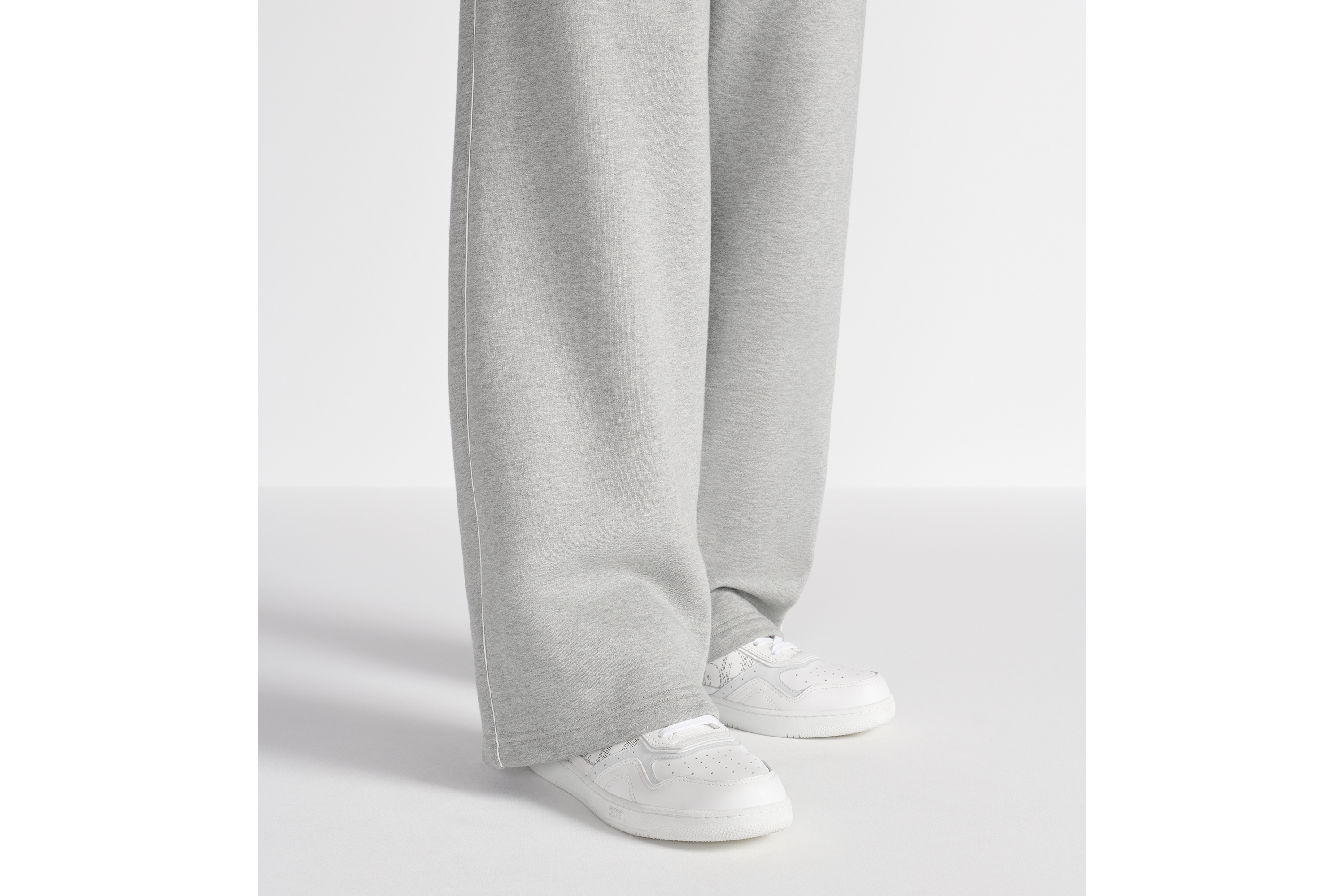 look_image_alt_prefix B27 Uptown 低帮运动鞋 白色光滑牛皮革和白色 Oblique Galaxy 印花效果皮革 E23