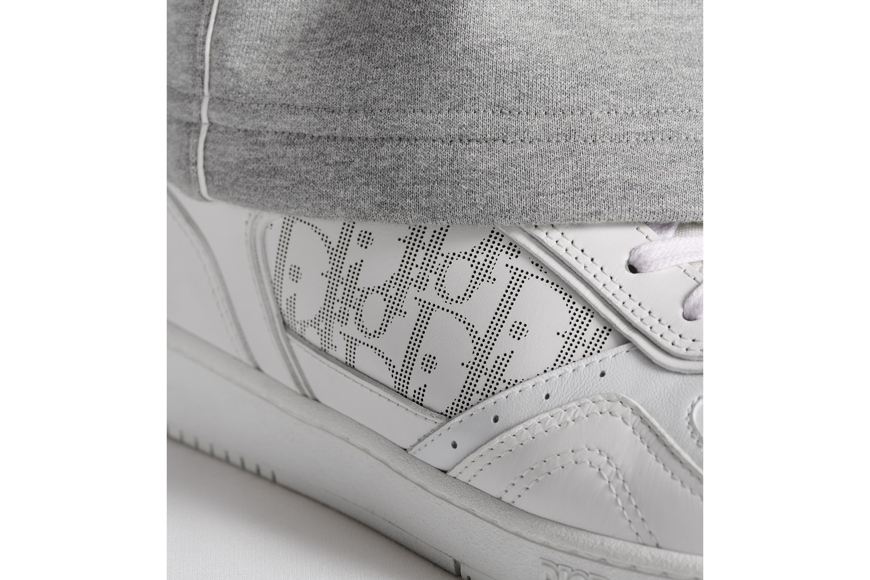 look_image_alt_prefix B27 Uptown 低帮运动鞋 白色光滑牛皮革和白色 Oblique Galaxy 印花效果皮革 E25