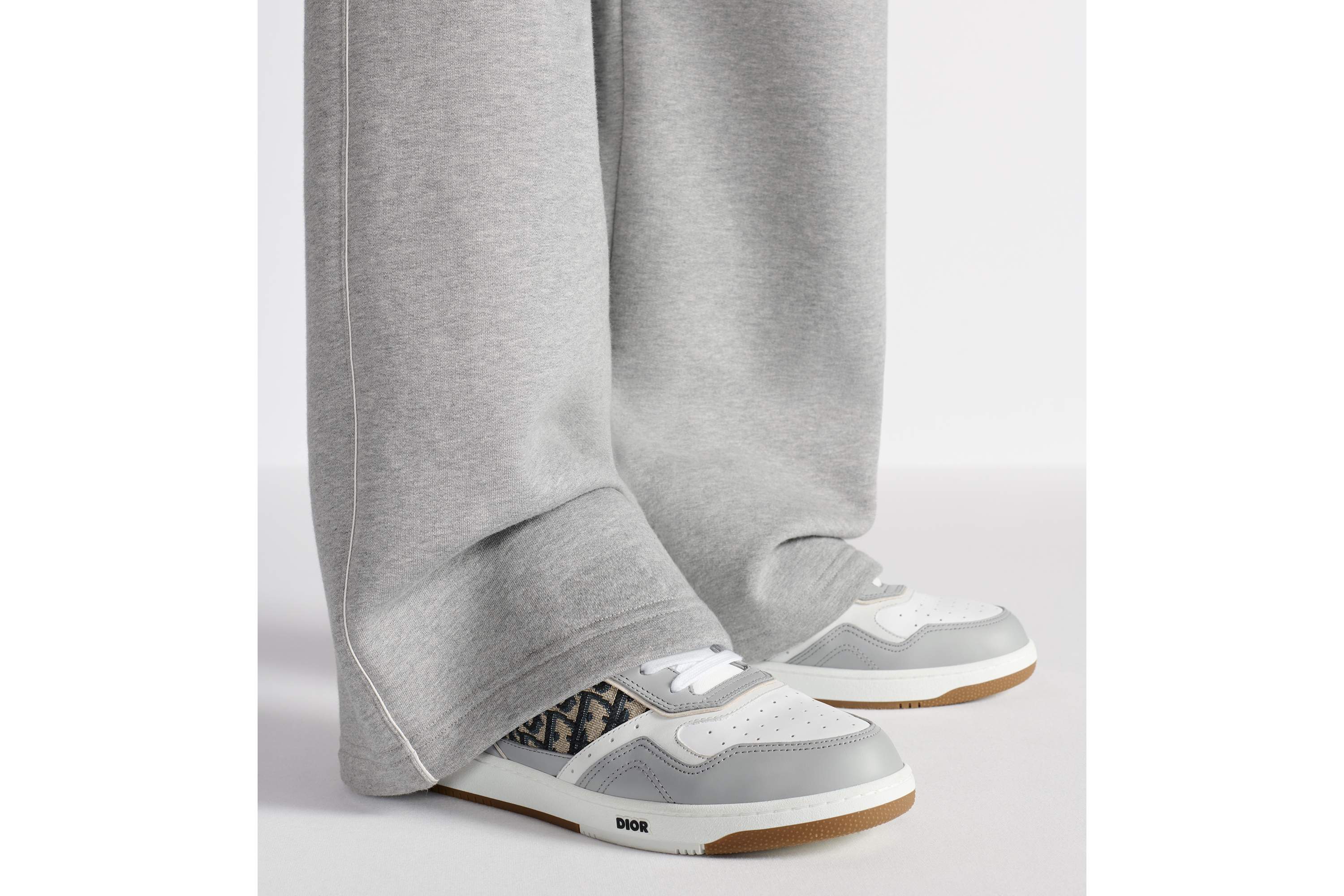 look_image_alt_prefix B27 Uptown 低帮运动鞋 灰色和白色光滑牛皮革搭配米色和黑色 Oblique 印花面料 E23