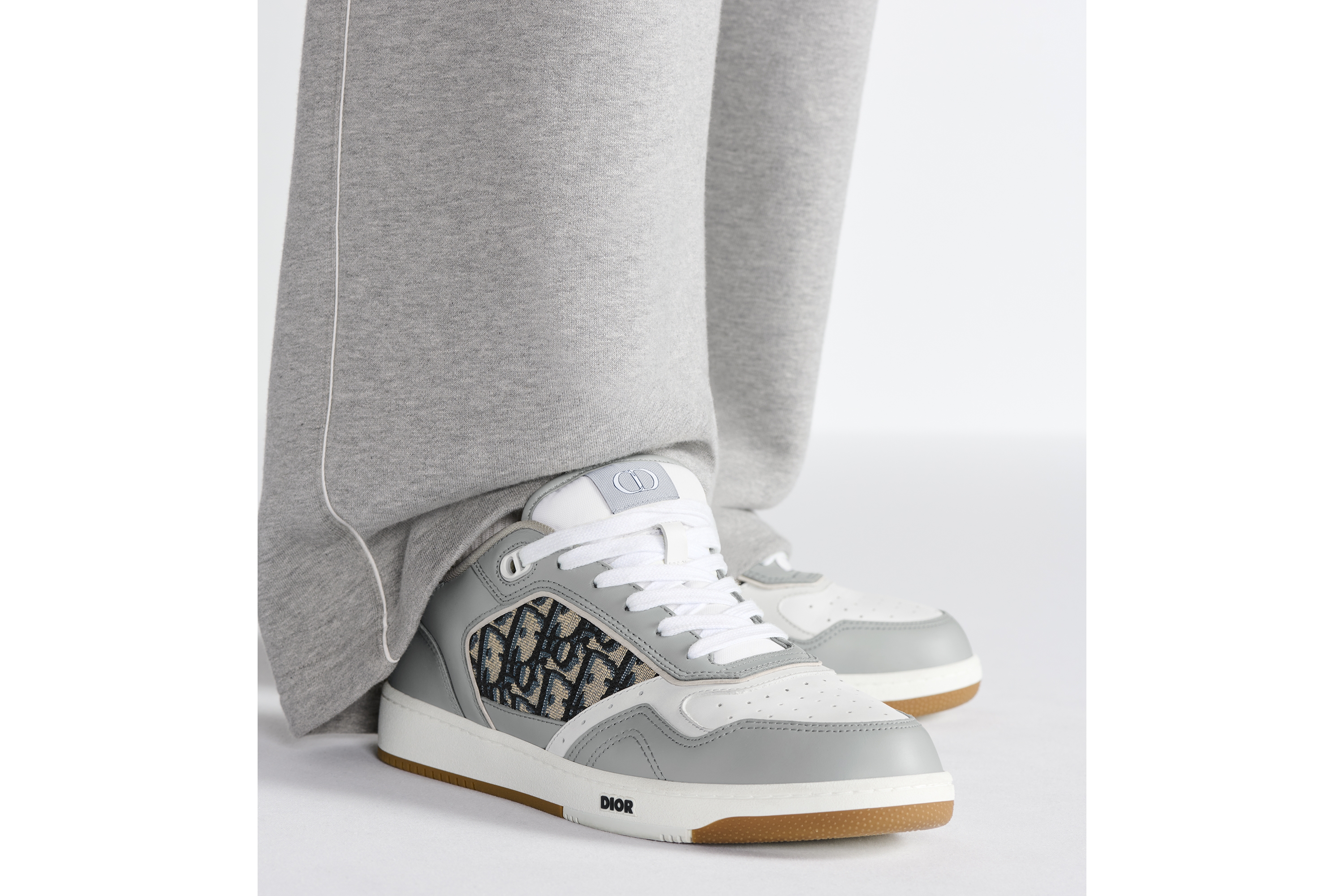 look_image_alt_prefix B27 Uptown 低帮运动鞋 灰色和白色光滑牛皮革搭配米色和黑色 Oblique 印花面料 E24