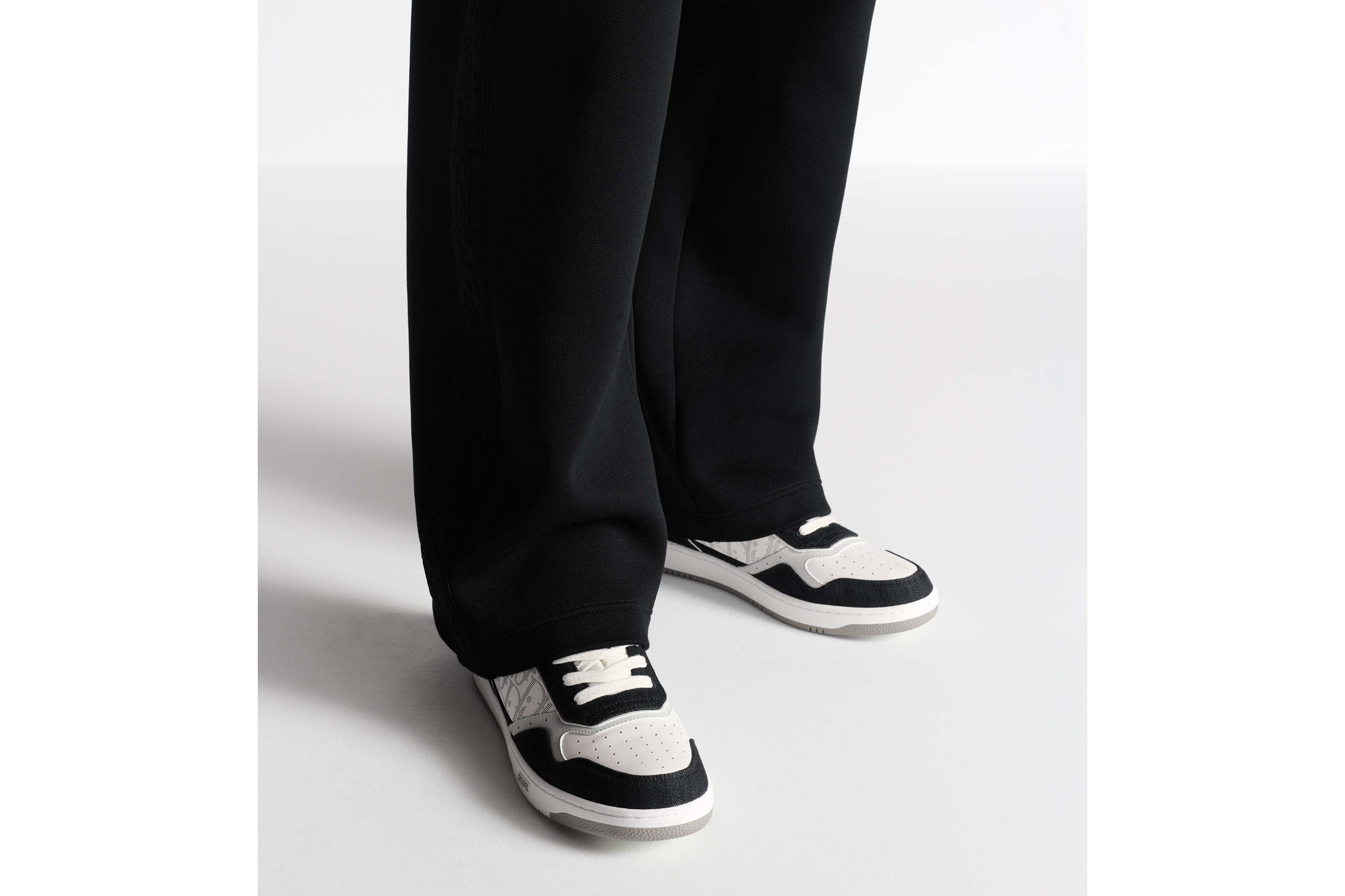 B27 Uptown 低帮运动鞋 白色光滑牛皮革，黑色牛仔面料和白色 Oblique Galaxy 印花效果皮革 E23