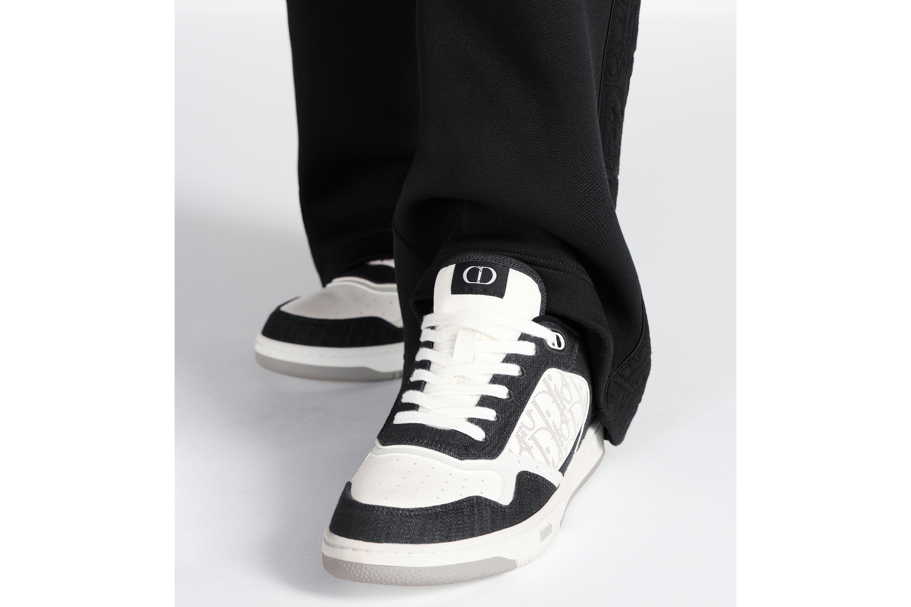 look_image_alt_prefix B27 Uptown 低帮运动鞋 白色光滑牛皮革，黑色牛仔面料和白色 Oblique Galaxy 印花效果皮革 E24