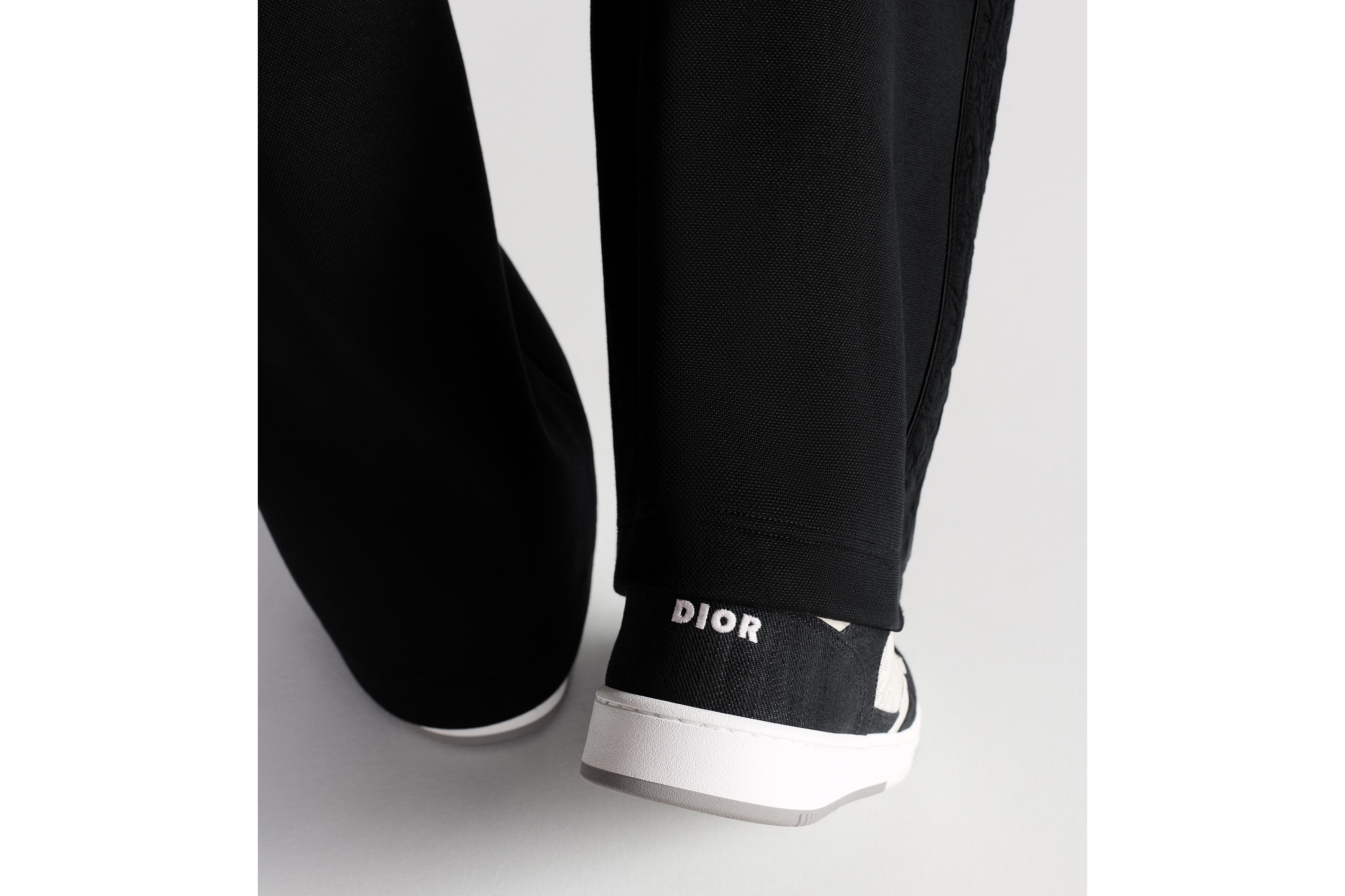 look_image_alt_prefix B27 Uptown 低帮运动鞋 白色光滑牛皮革，黑色牛仔面料和白色 Oblique Galaxy 印花效果皮革 E25