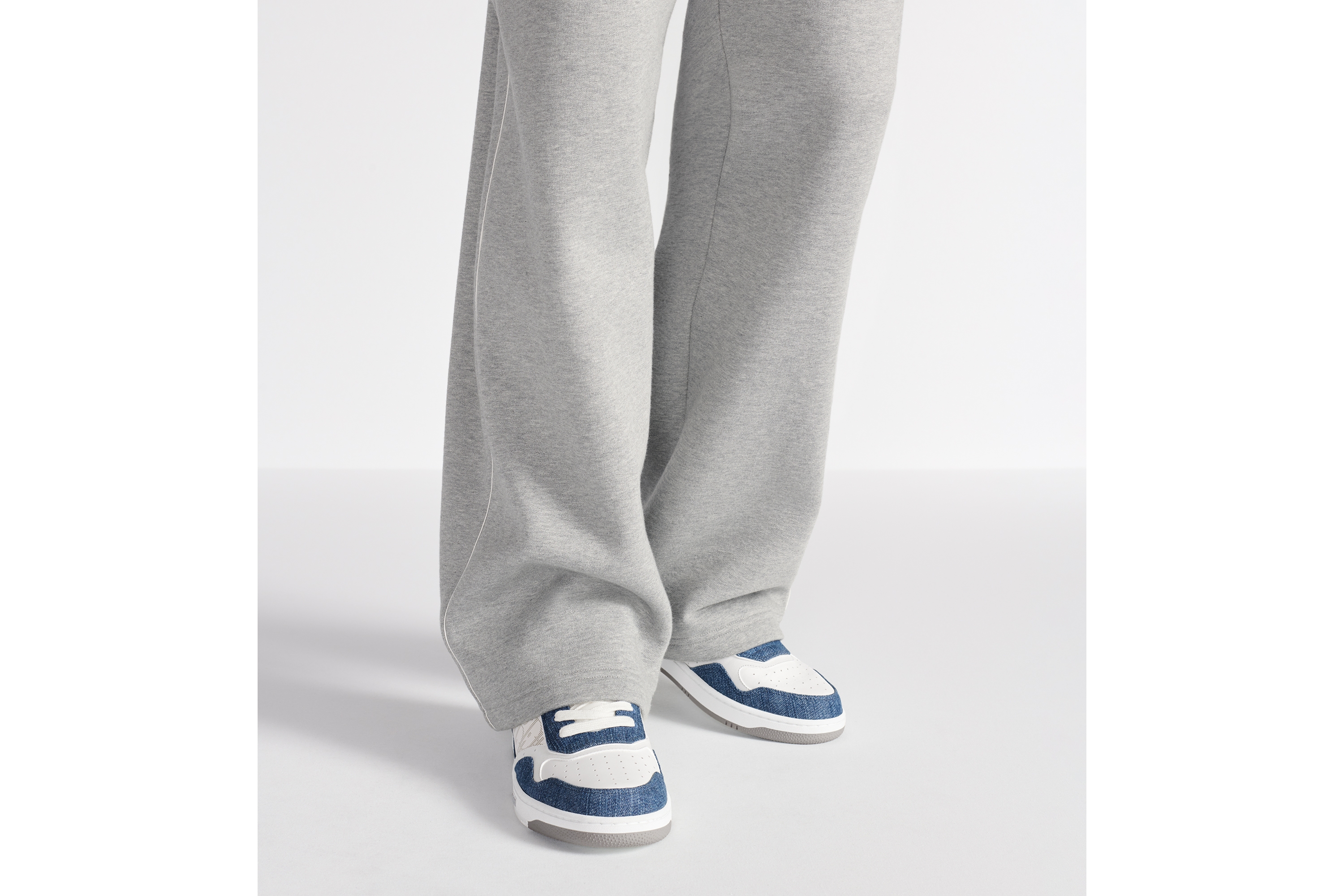 look_image_alt_prefix B27 Uptown 低帮运动鞋 白色光滑牛皮革，蓝色牛仔面料和白色 Oblique Galaxy 印花效果皮革 E23