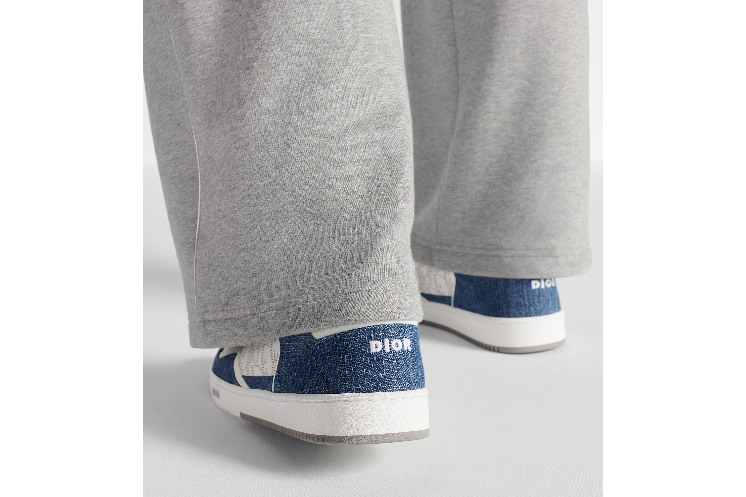 look_image_alt_prefix B27 Uptown 低帮运动鞋 白色光滑牛皮革，蓝色牛仔面料和白色 Oblique Galaxy 印花效果皮革 E24