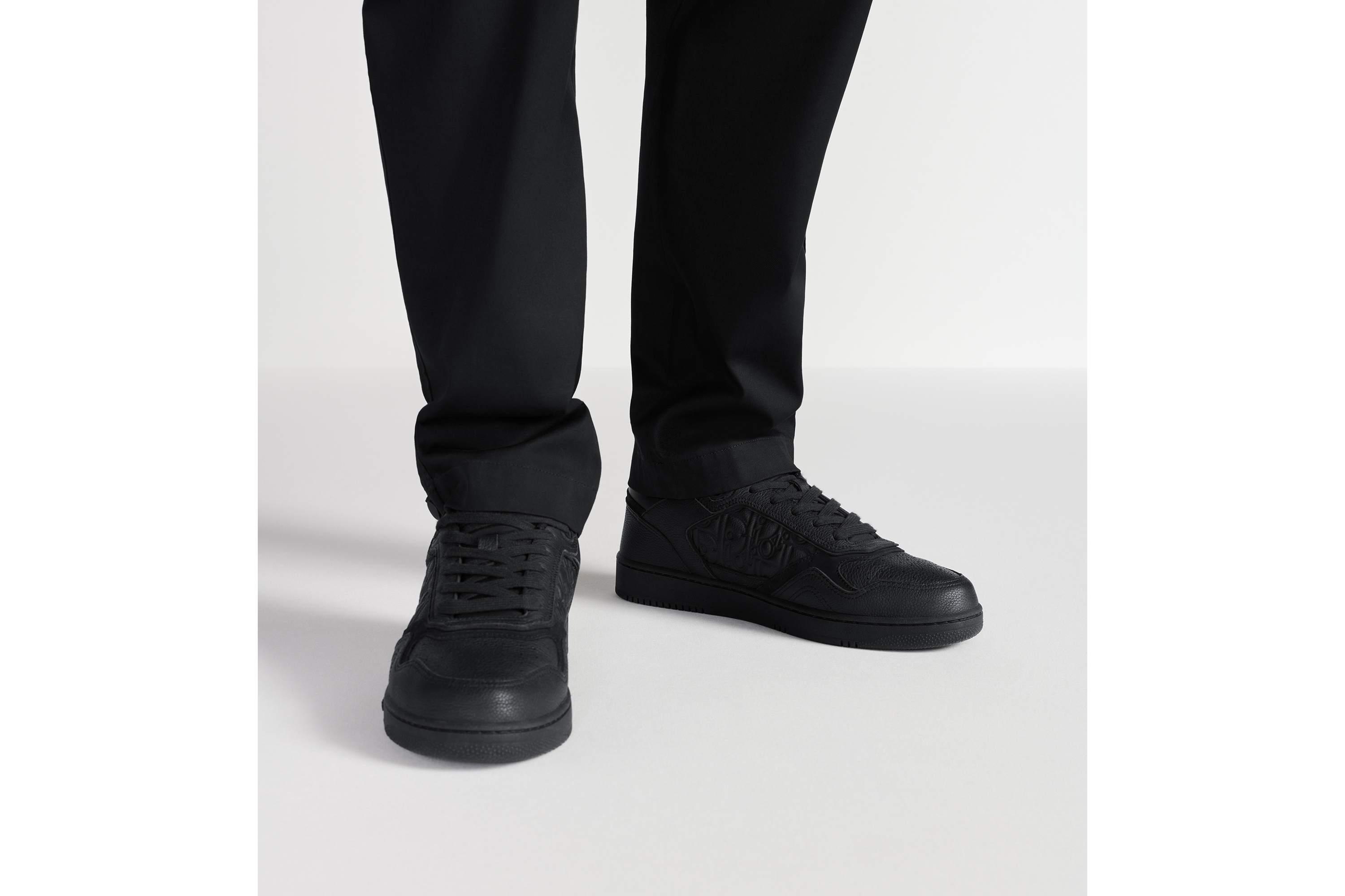 look_image_alt_prefix B27 Uptown 低帮运动鞋 黑色粒面牛皮革和黑色 Dior Gravity 印花效果皮革 E23