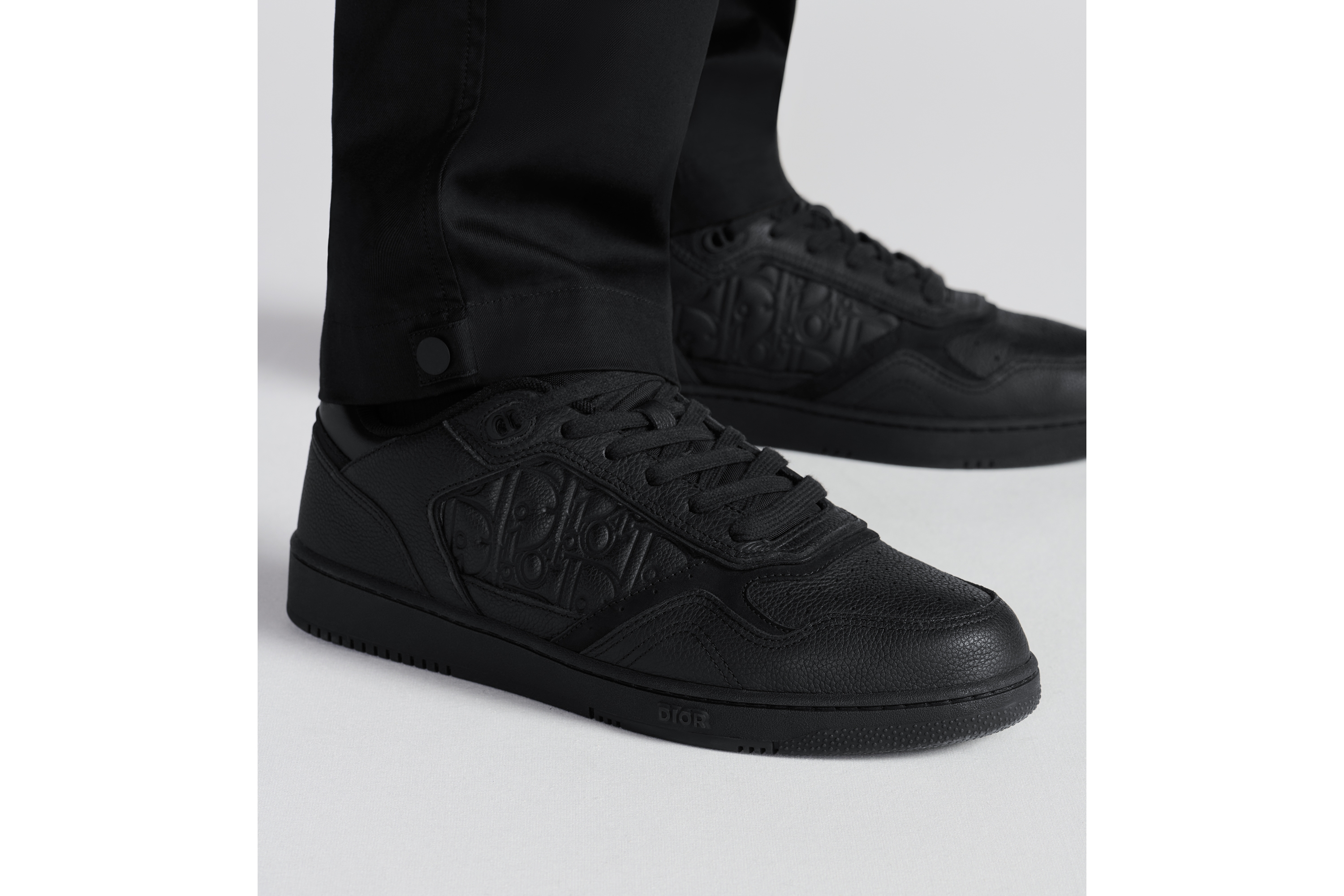 look_image_alt_prefix B27 Uptown 低帮运动鞋 黑色粒面牛皮革和黑色 Dior Gravity 印花效果皮革 E24