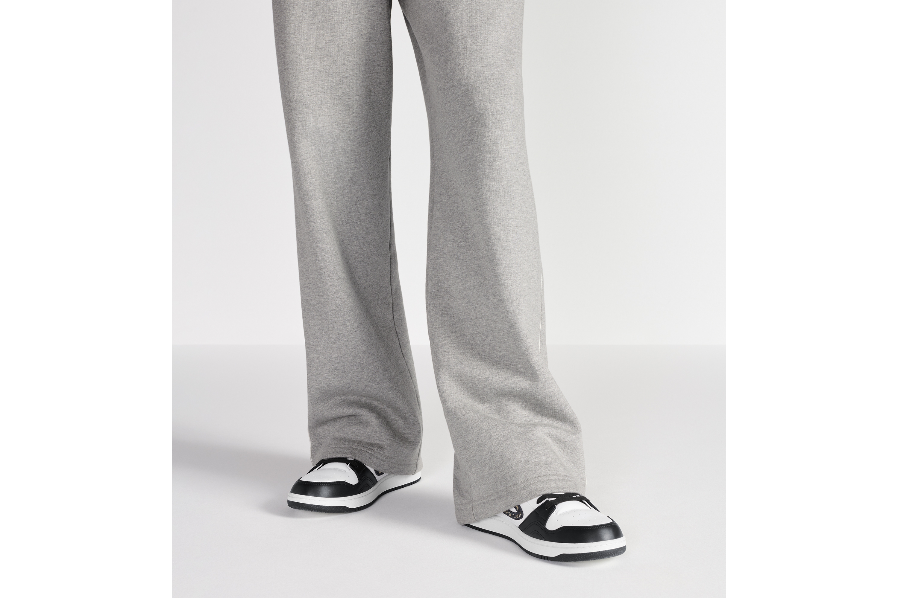 look_image_alt_prefix B57 Dribble 低帮运动鞋 黑色和白色光滑牛皮革搭配米色和黑色 Oblique 印花面料 E23