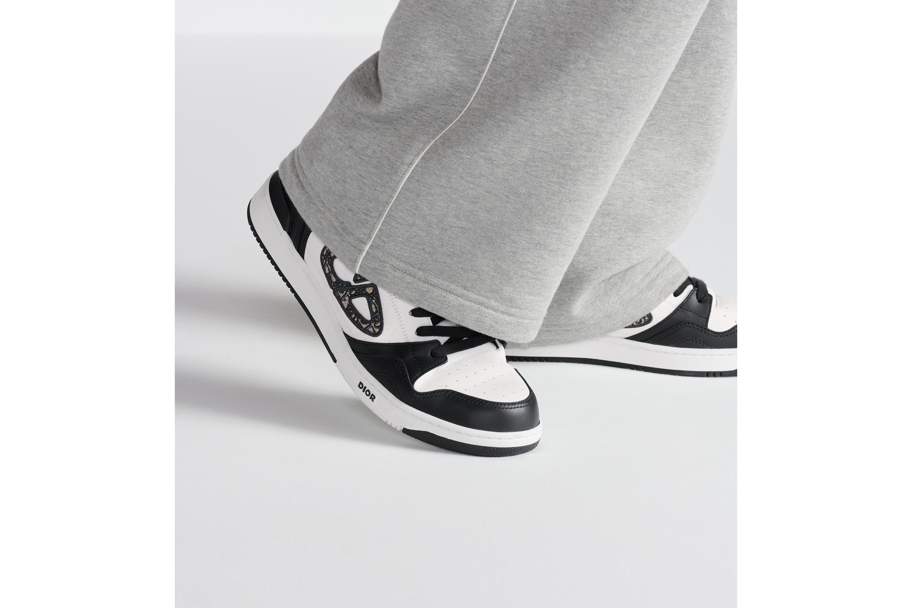 look_image_alt_prefix B57 Dribble 低帮运动鞋 黑色和白色光滑牛皮革搭配米色和黑色 Oblique 印花面料 E24