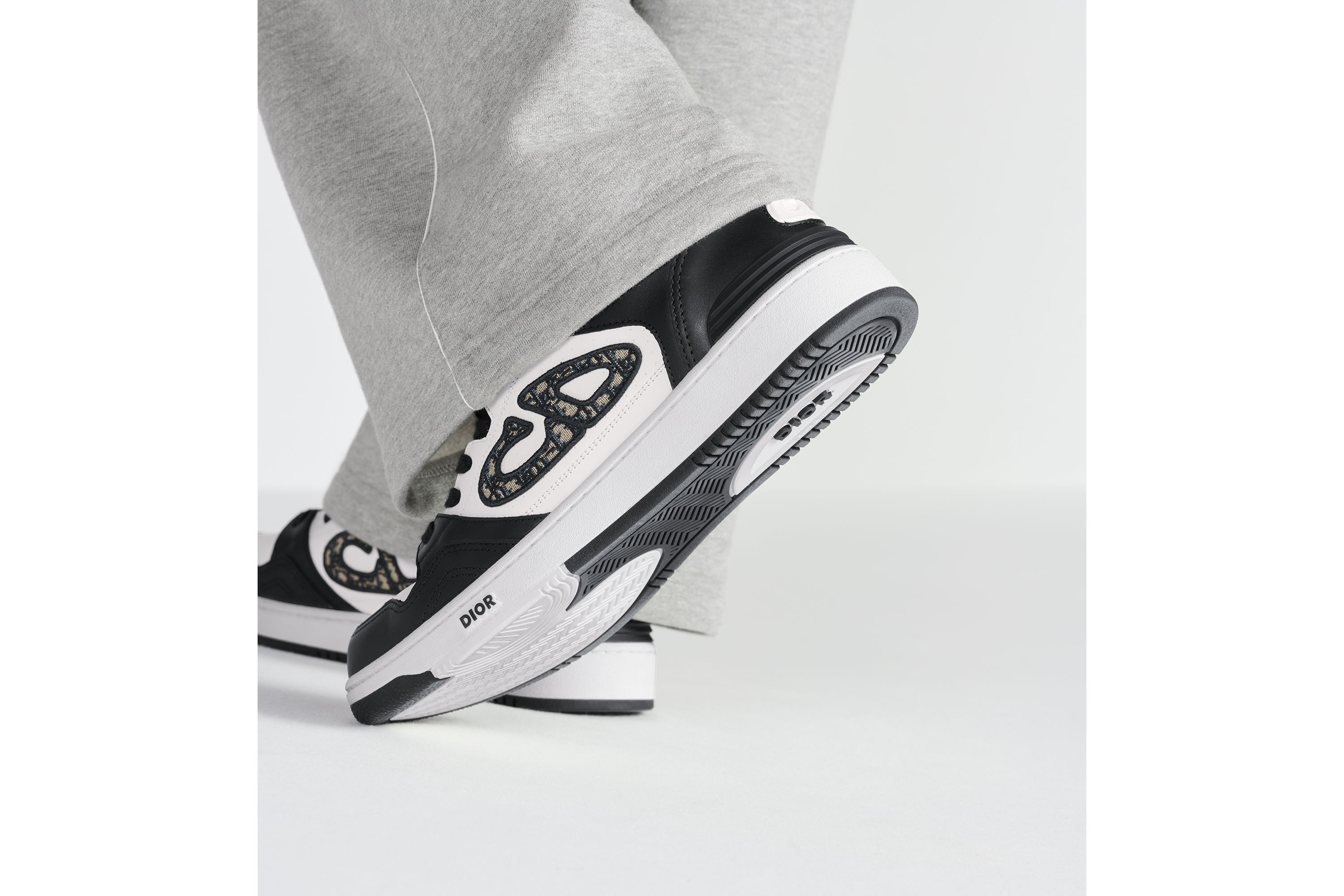 look_image_alt_prefix B57 Dribble 低帮运动鞋 黑色和白色光滑牛皮革搭配米色和黑色 Oblique 印花面料 E25