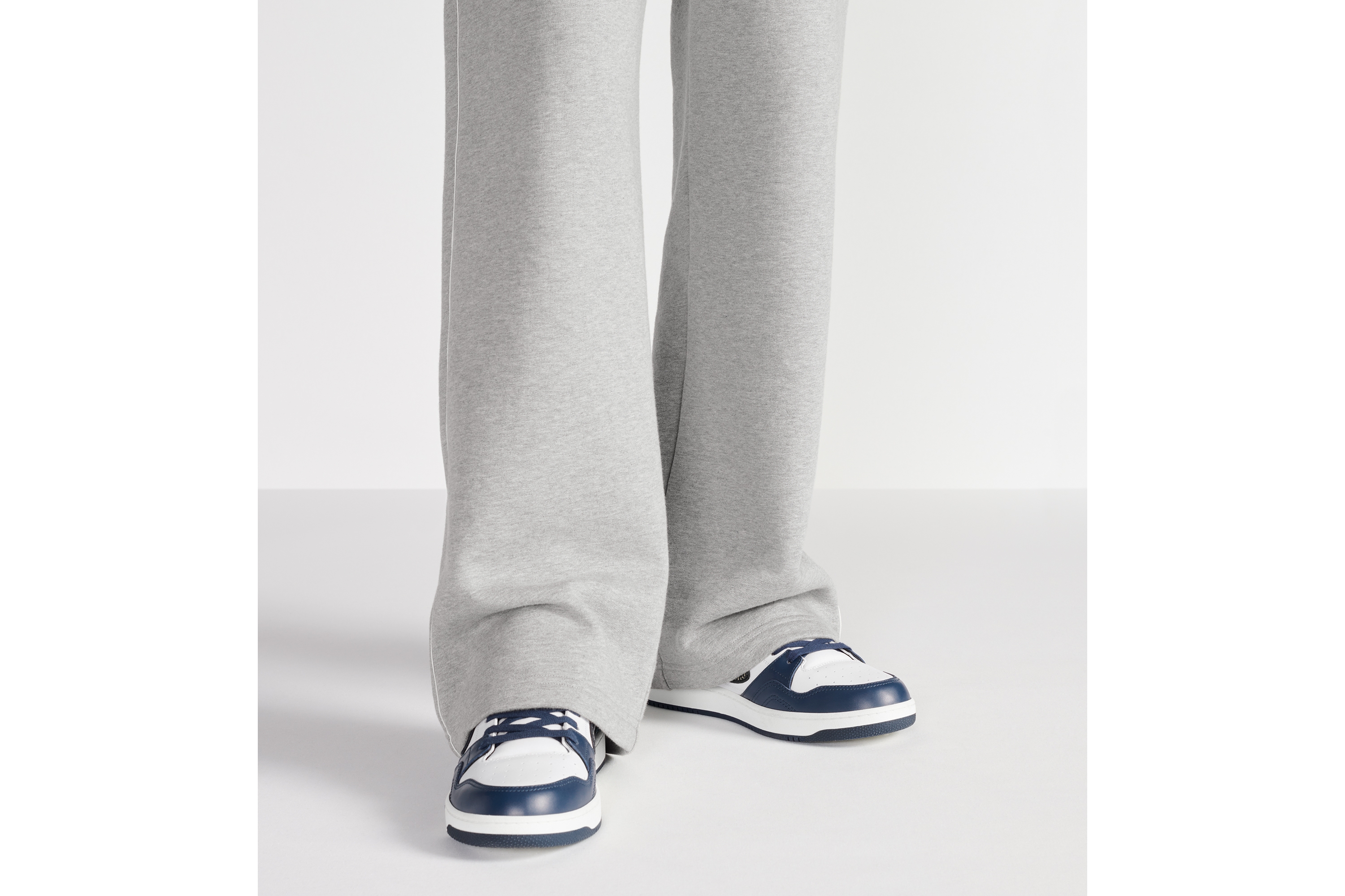 B57 Dribble 低帮运动鞋 海军蓝色和白色光滑牛皮革米色和黑色 Oblique 印花 E23