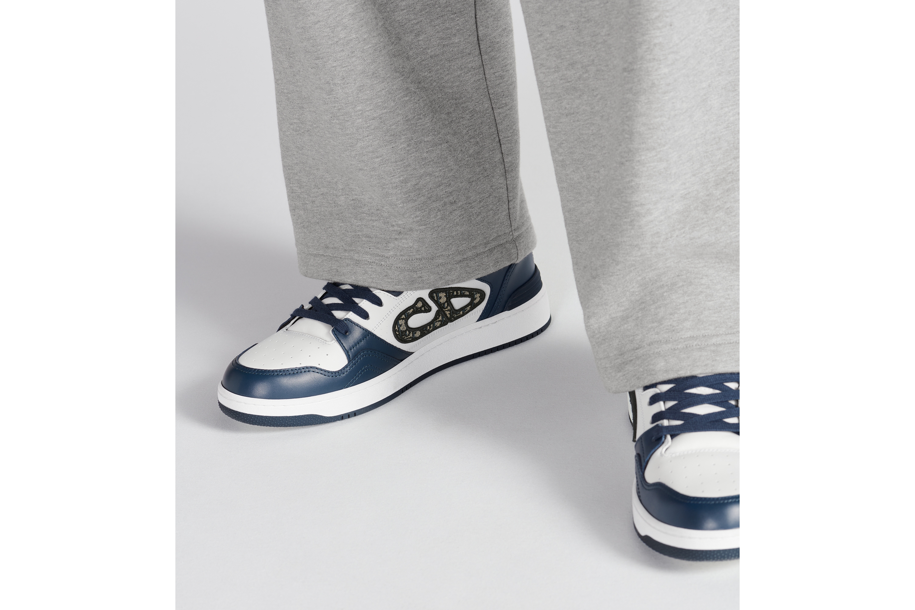 look_image_alt_prefix B57 Dribble 低帮运动鞋 海军蓝色和白色光滑牛皮革米色和黑色 Oblique 印花 E24