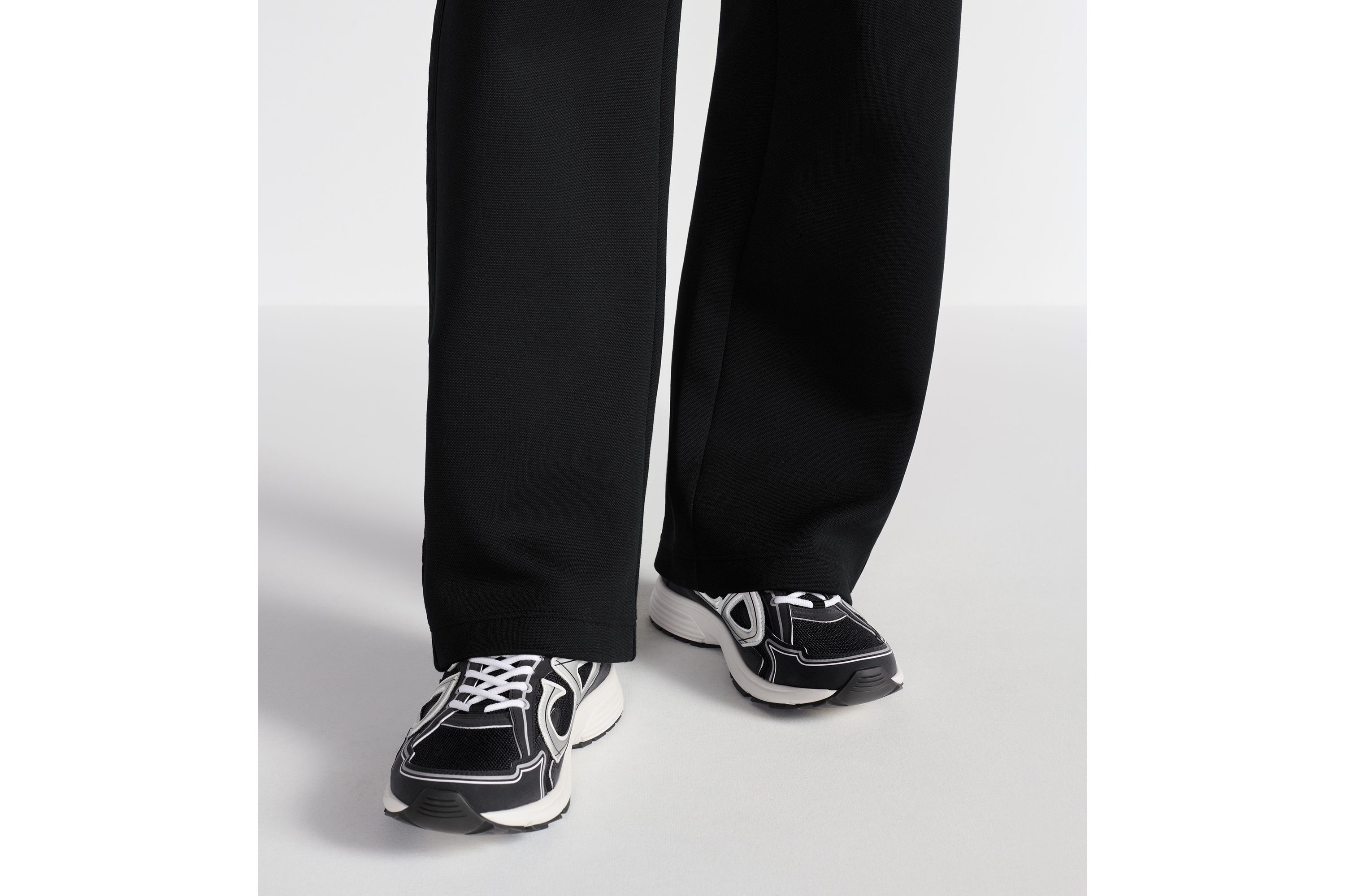 look_image_alt_prefix B30 Countdown 运动鞋 黑色网面和黑色科技面料 E23