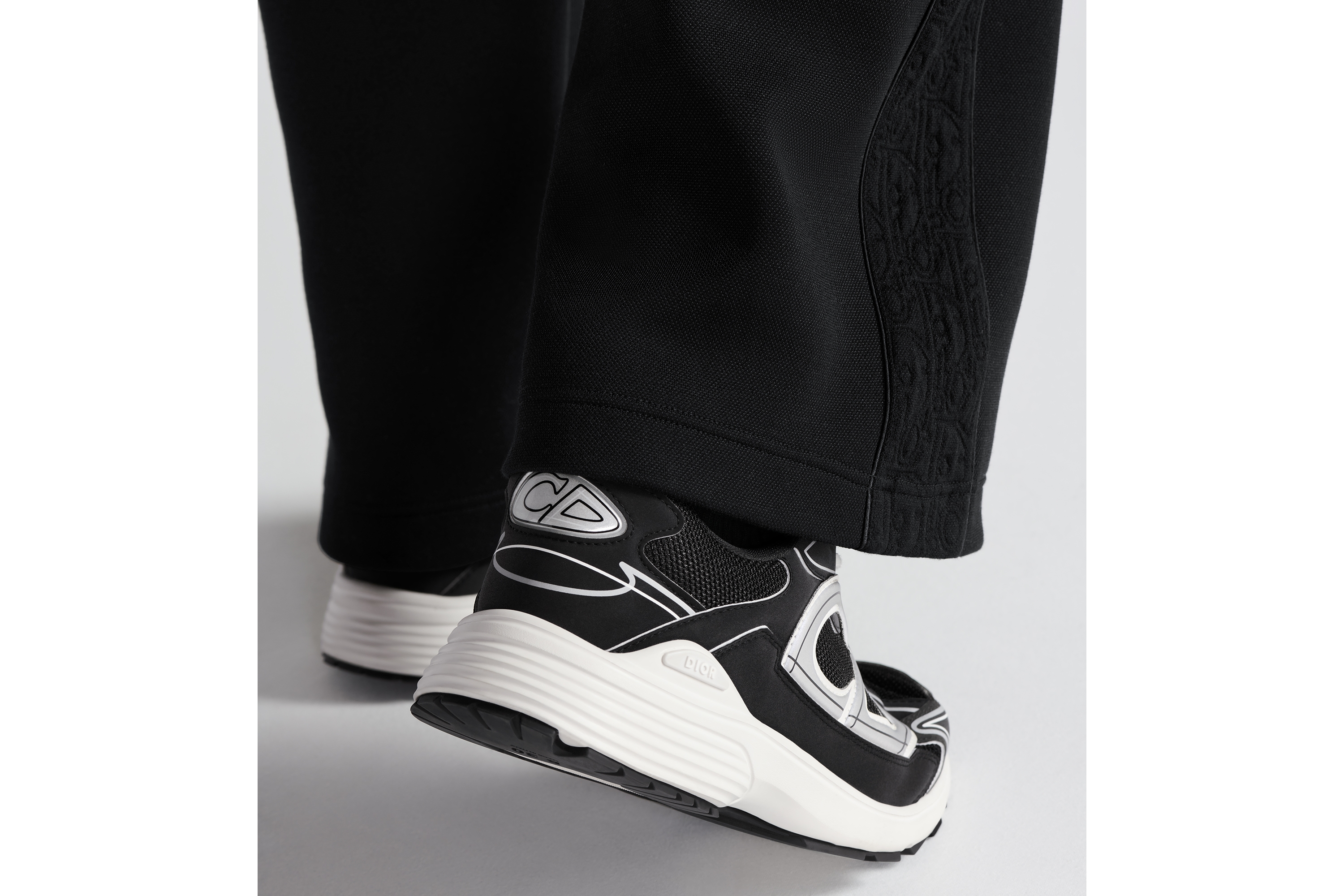 look_image_alt_prefix B30 Countdown 运动鞋 黑色网面和黑色科技面料 E25