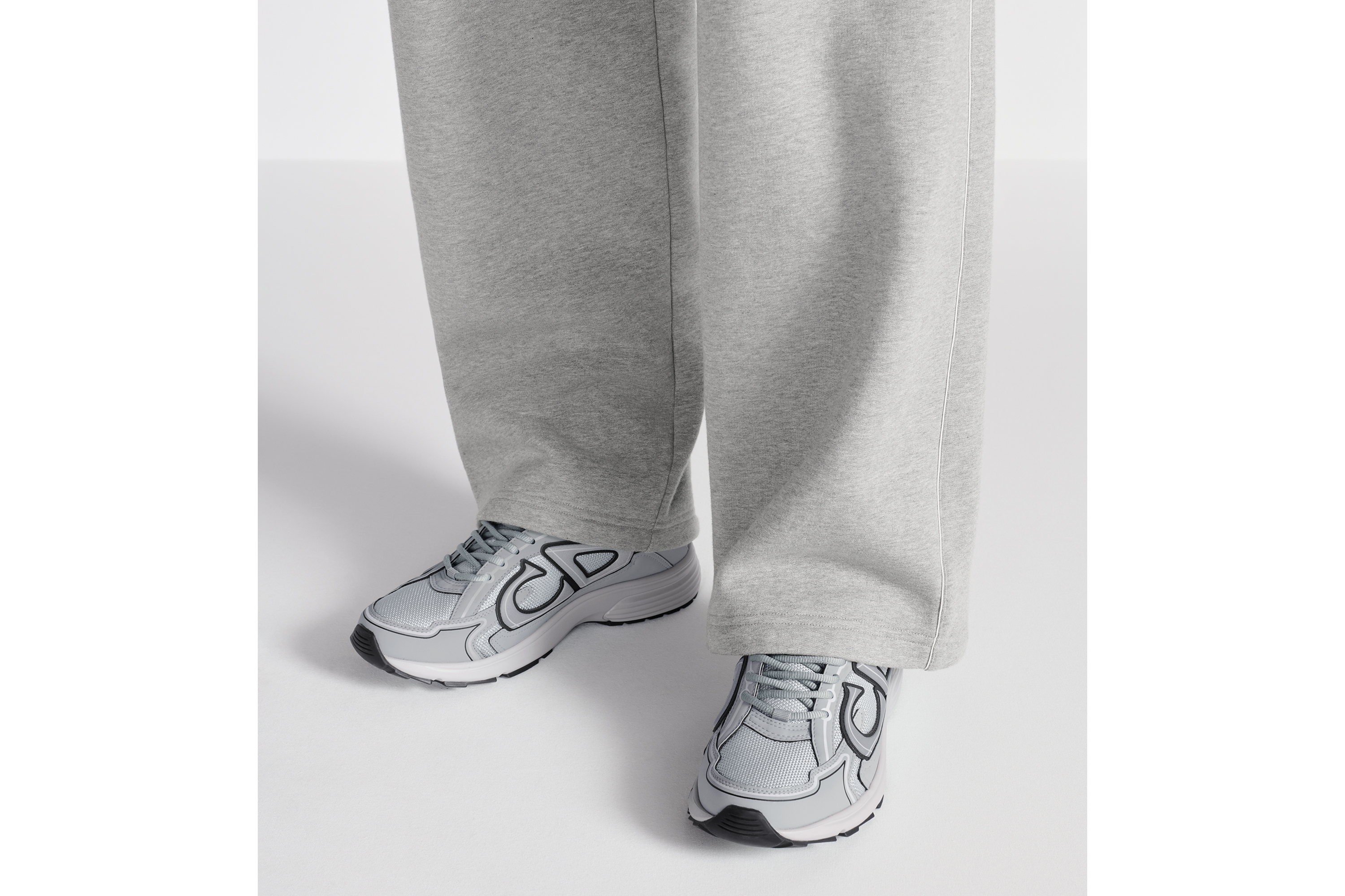 look_image_alt_prefix B30 Countdown 运动鞋 迪奥灰网面和迪奥灰科技面料 E23