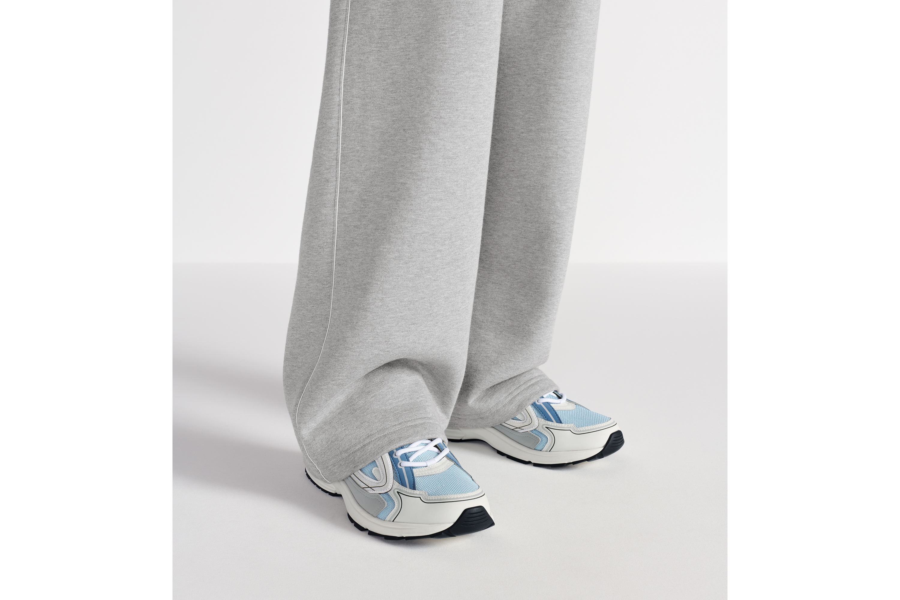 look_image_alt_prefix B30 Countdown 运动鞋 淡蓝色科技针织面料搭配蓝色、灰色和白色科技面料 E23