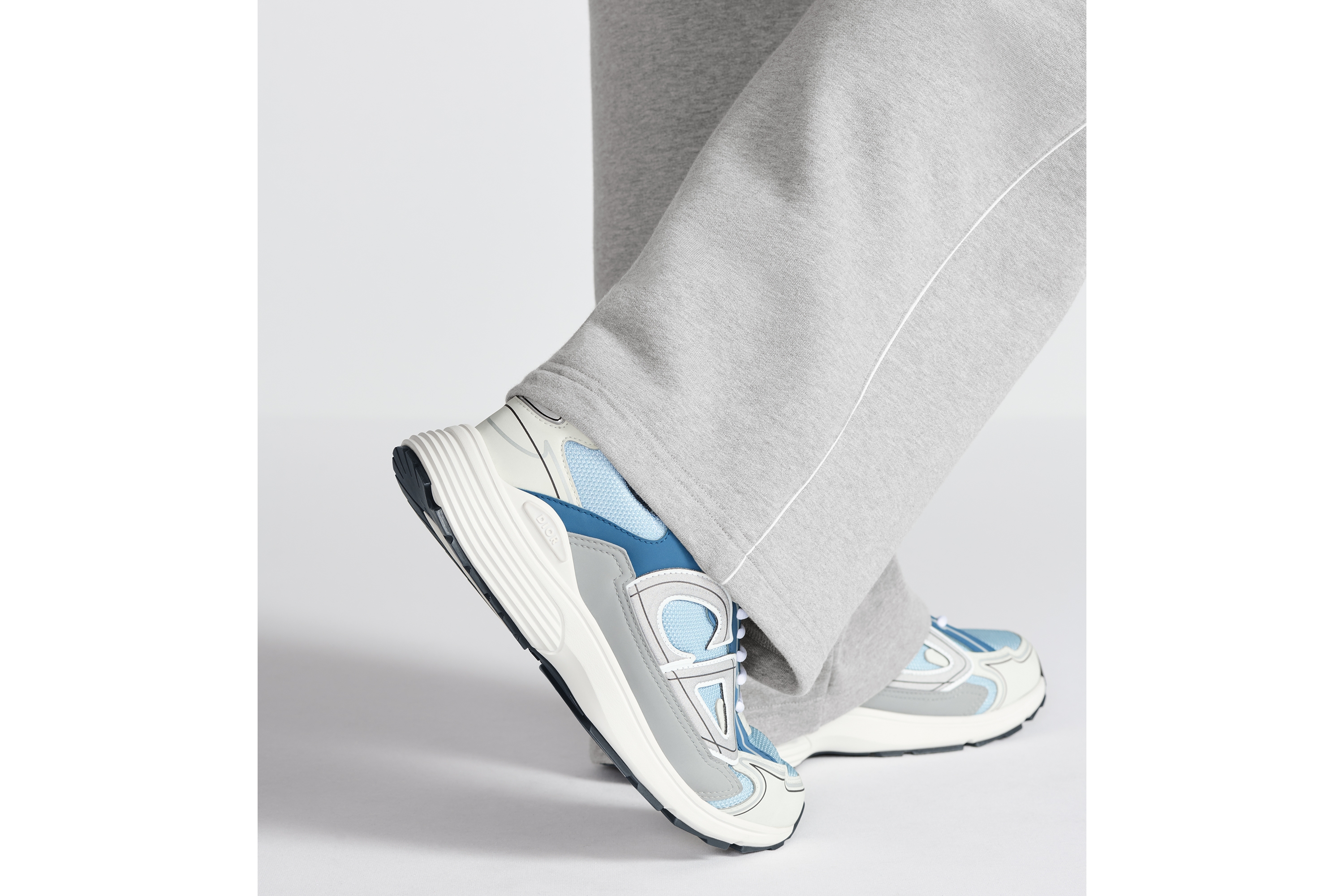 look_image_alt_prefix B30 Countdown 运动鞋 淡蓝色科技针织面料搭配蓝色、灰色和白色科技面料 E24
