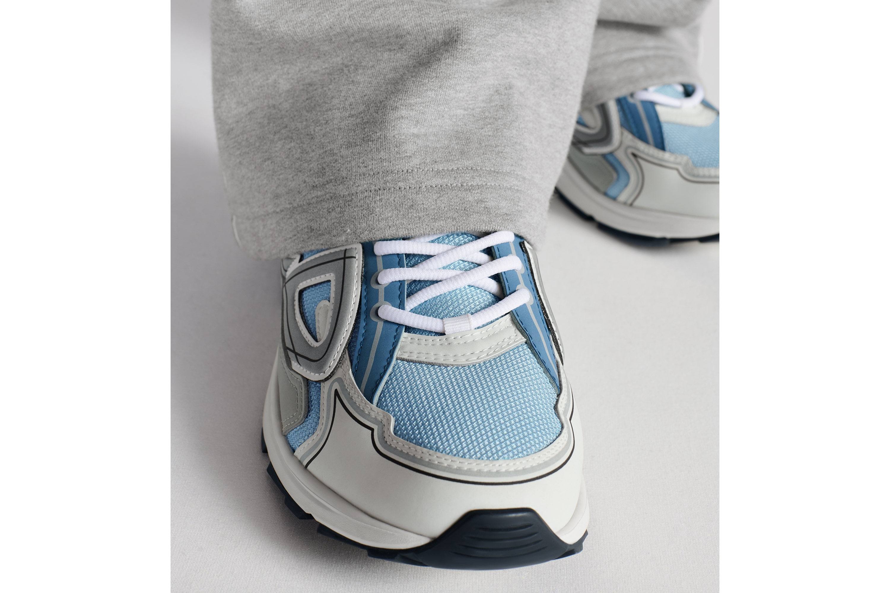 look_image_alt_prefix B30 Countdown 运动鞋 淡蓝色科技针织面料搭配蓝色、灰色和白色科技面料 E25