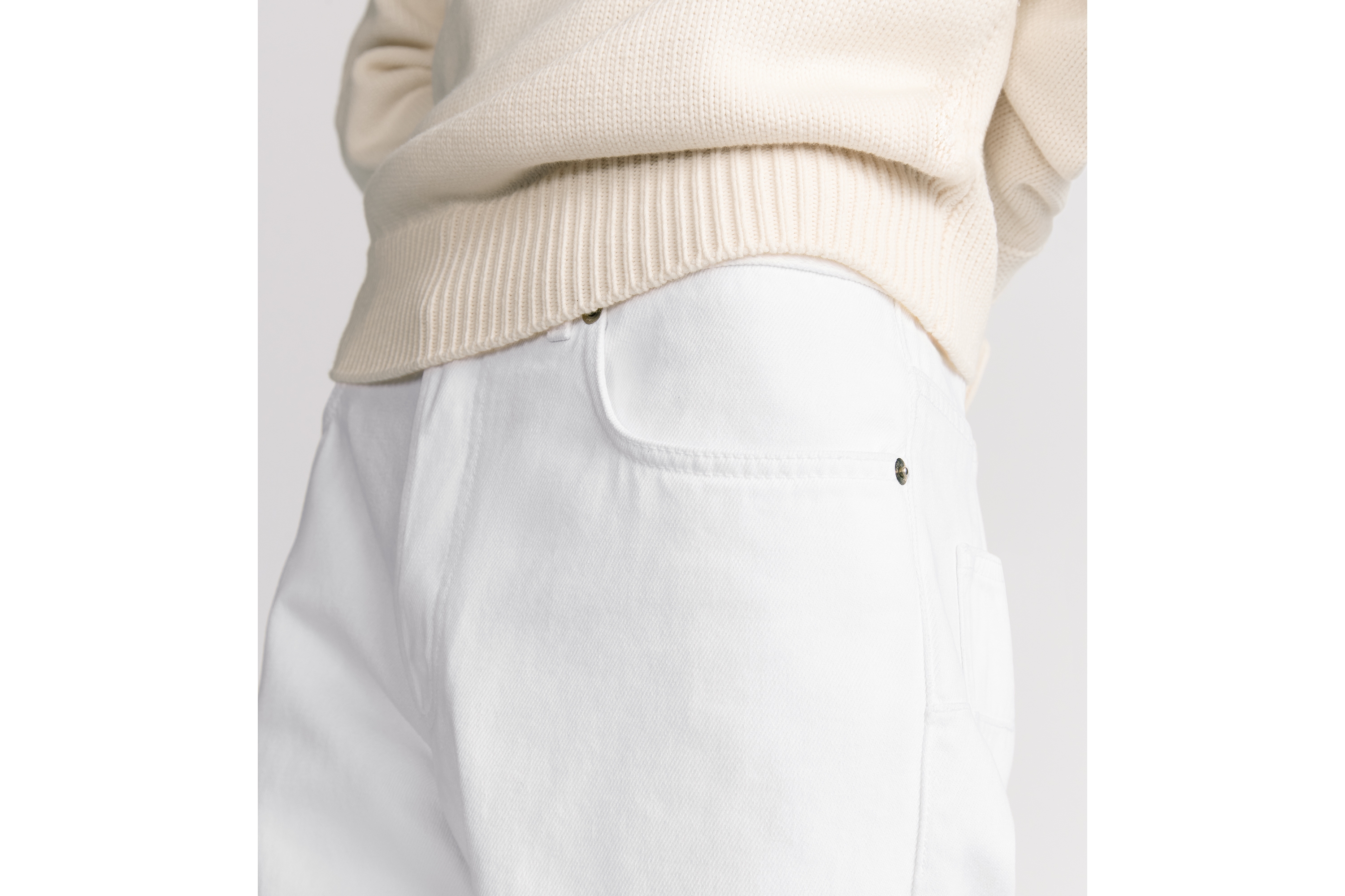 look_image_alt_prefix 常规剪裁牛仔裤 白色棉质斜纹面料 E16