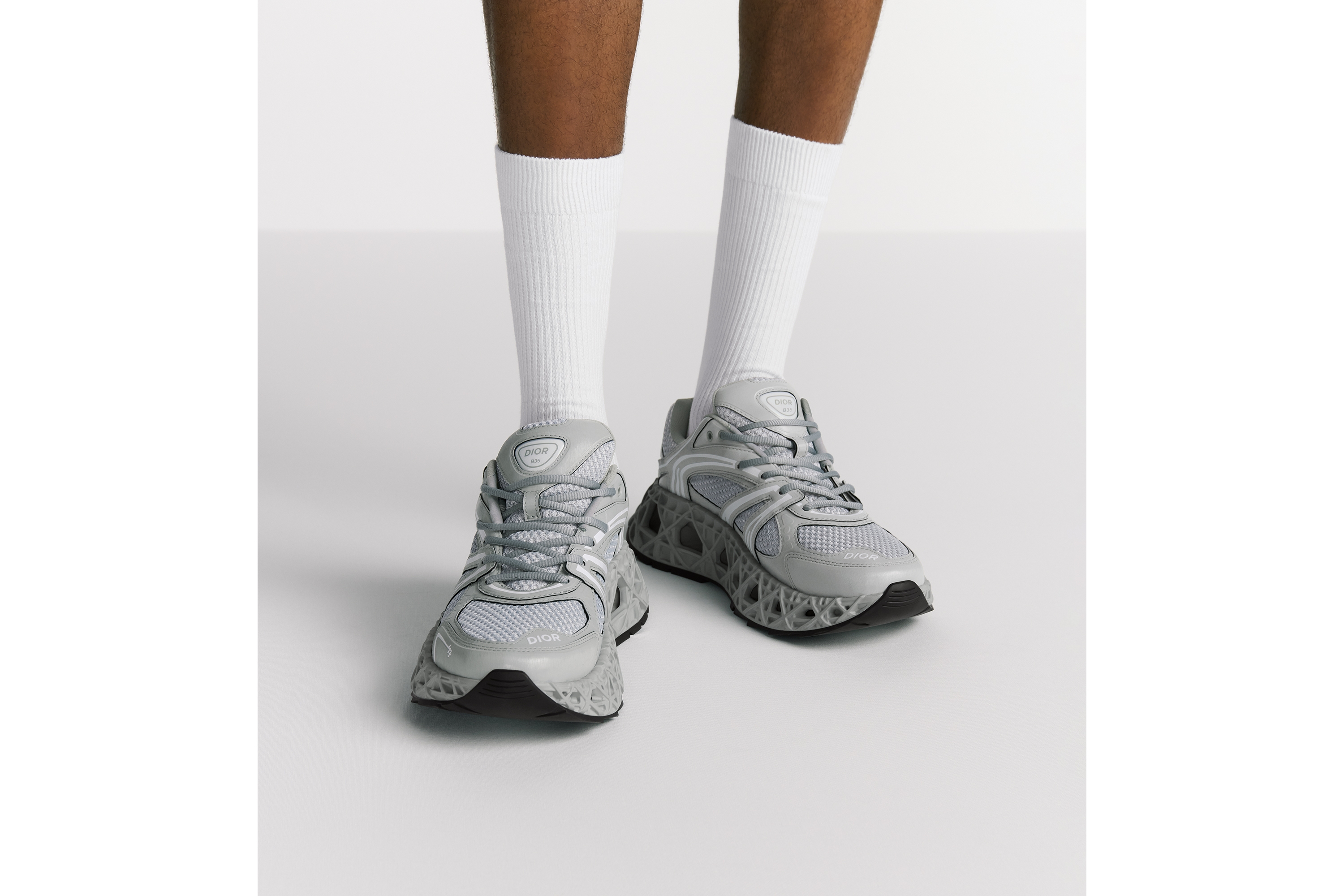 B35 NXXT 运动鞋 灰色科技面料和灰色网眼织物 E23