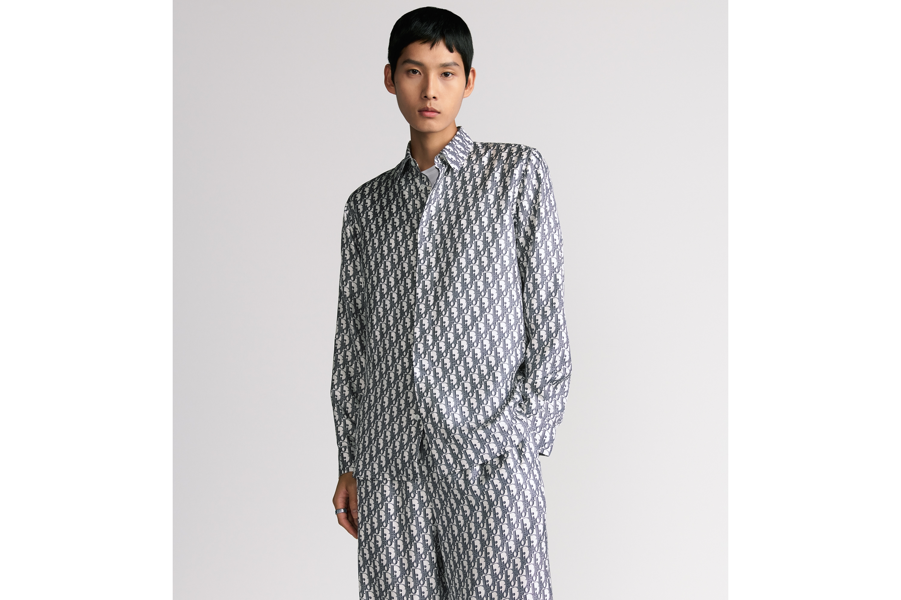 look_image_alt_prefix 衬衫 白色和蓝色桑蚕丝斜纹面料 Oblique 印花 E07