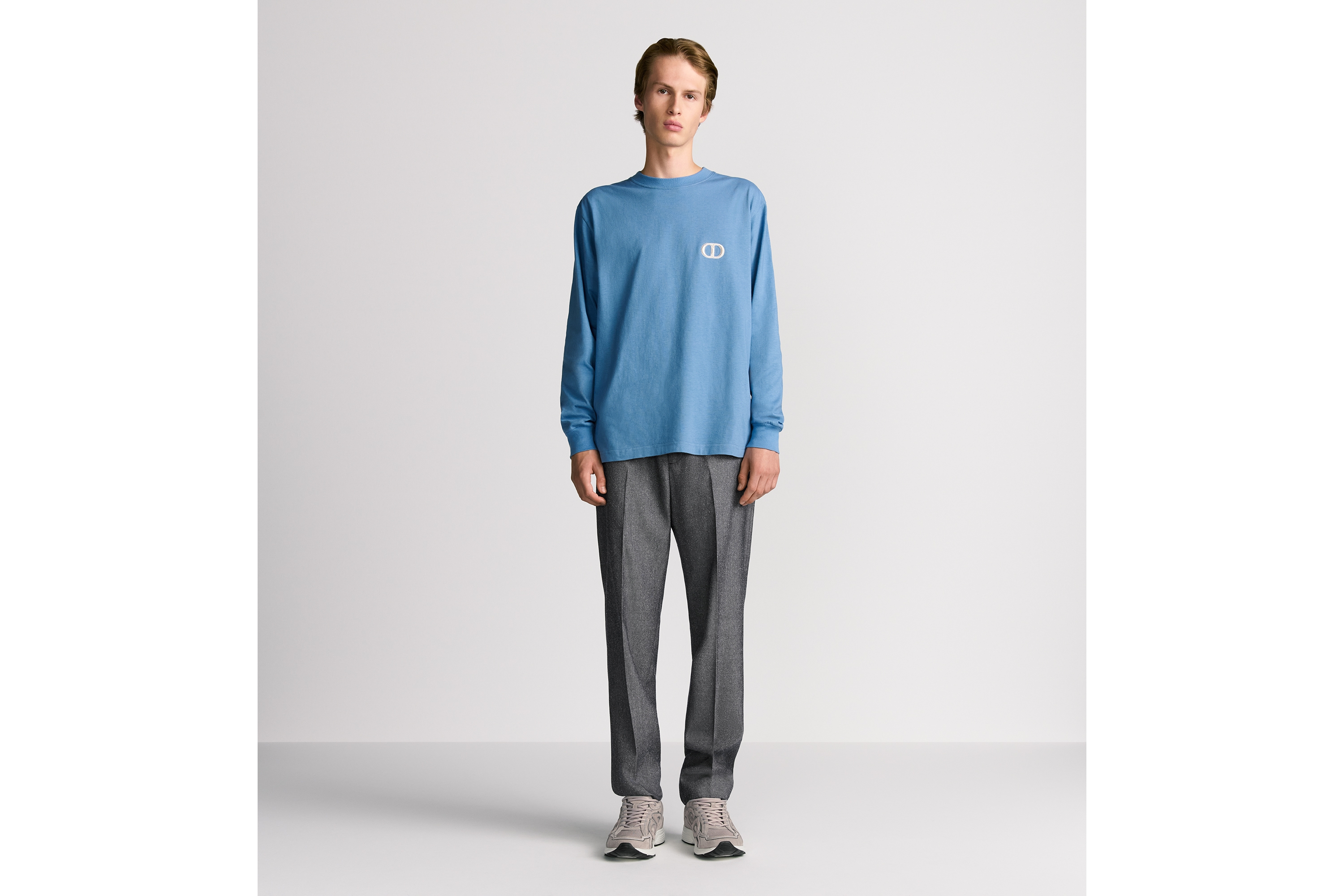 look_image_alt_prefix 宽松版型长袖 T 恤 海军蓝色棉质平纹针织面料 CD Icon 刺绣 E08