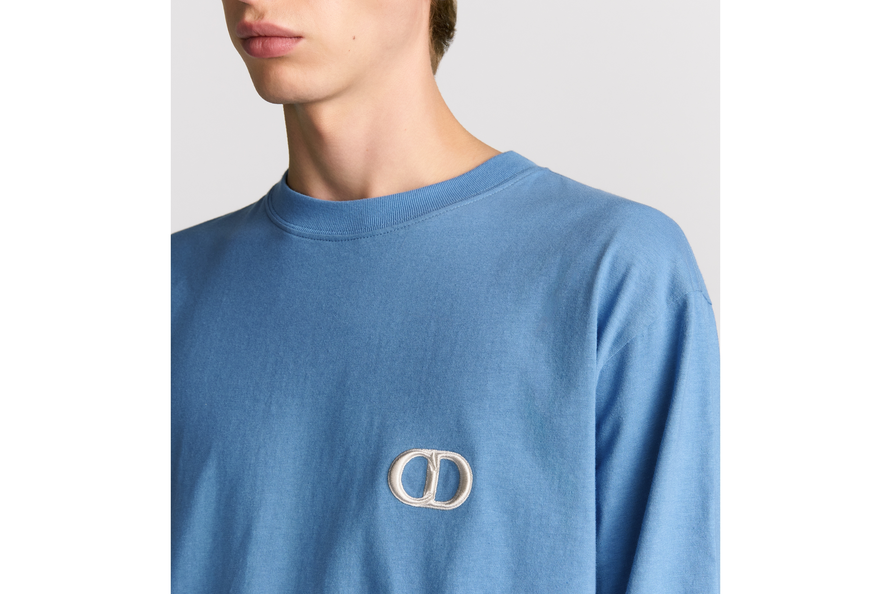 look_image_alt_prefix 宽松版型长袖 T 恤 海军蓝色棉质平纹针织面料 CD Icon 刺绣 E10