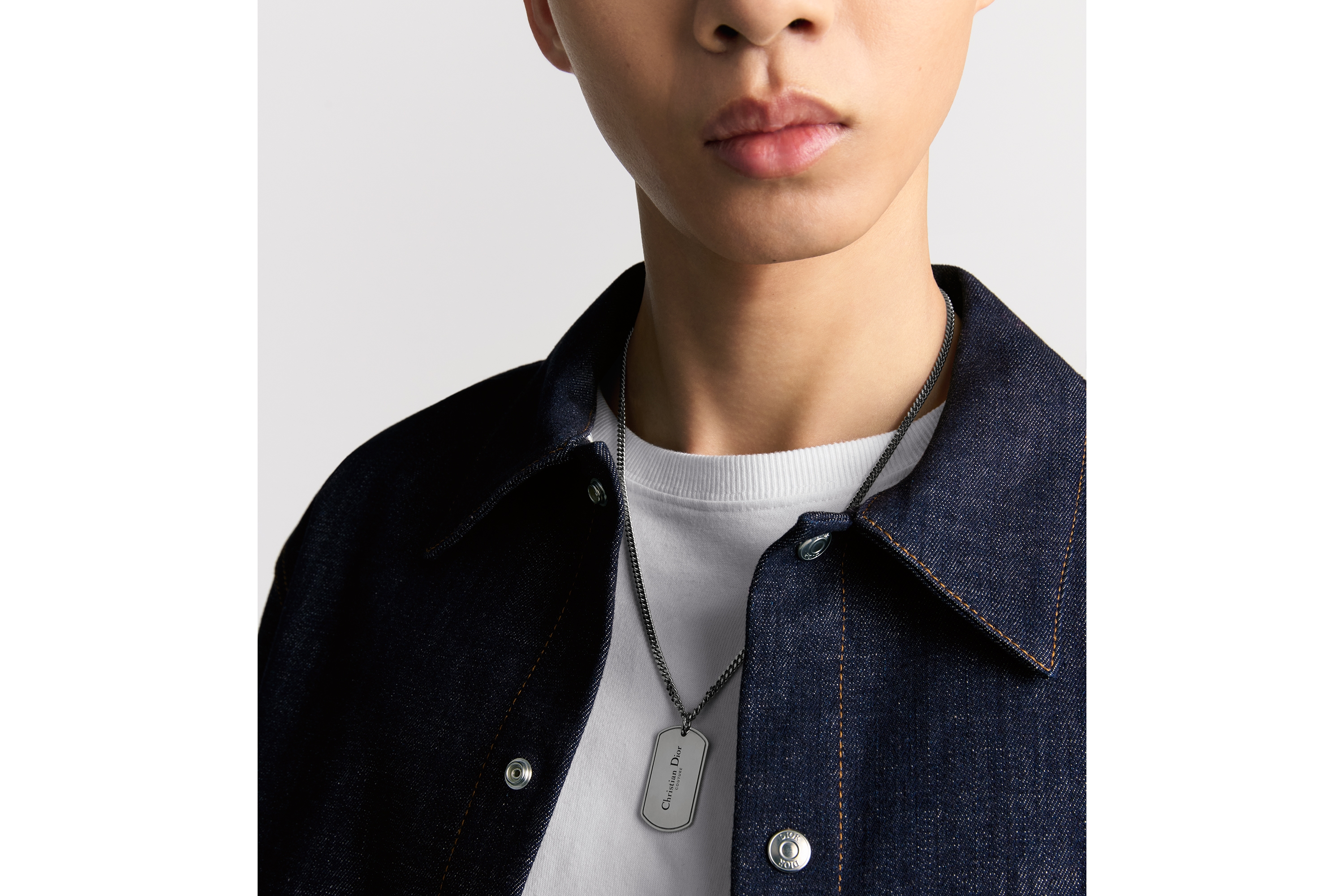 look_image_alt_prefix 吊坠项链 银色饰面黄铜 CD Couture 金属饰牌装饰 E39