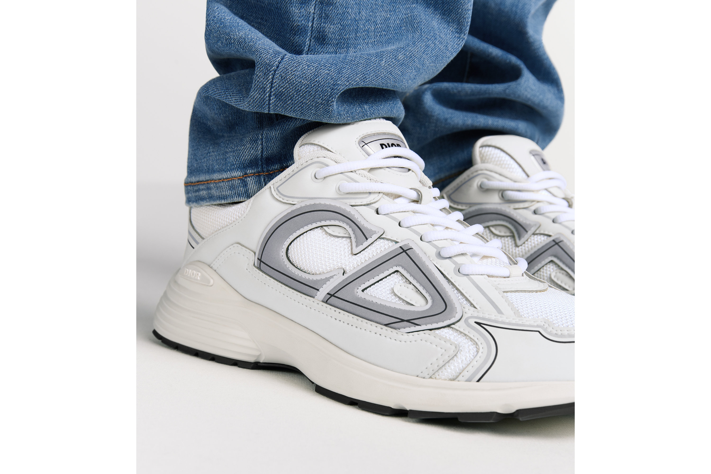 look_image_alt_prefix B30 Countdown 运动鞋 白色网面和白色科技面料 E24