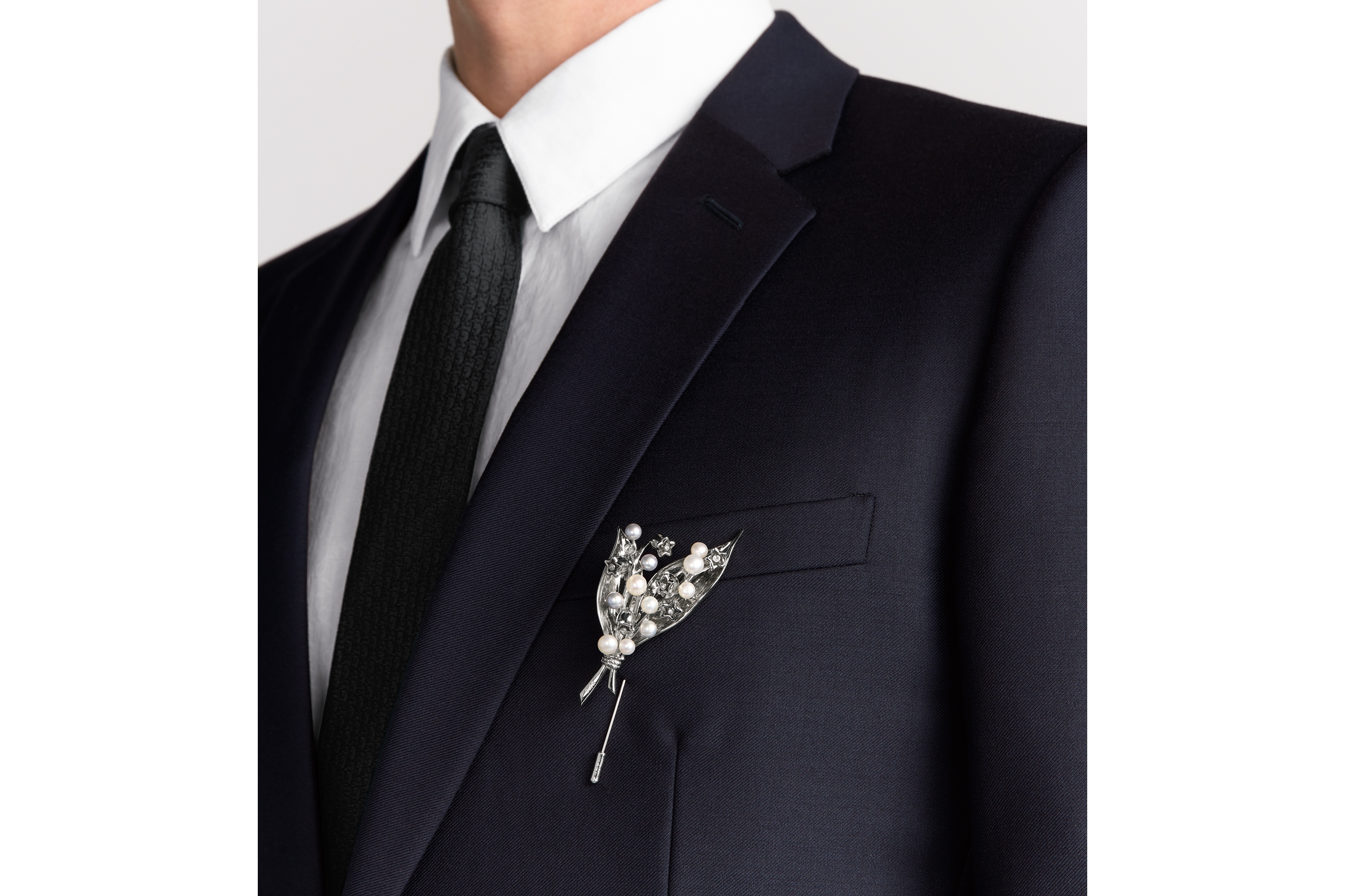 look_image_alt_prefix 铃兰胸针 银色饰面黄铜灰色和白色珍珠装饰 E39