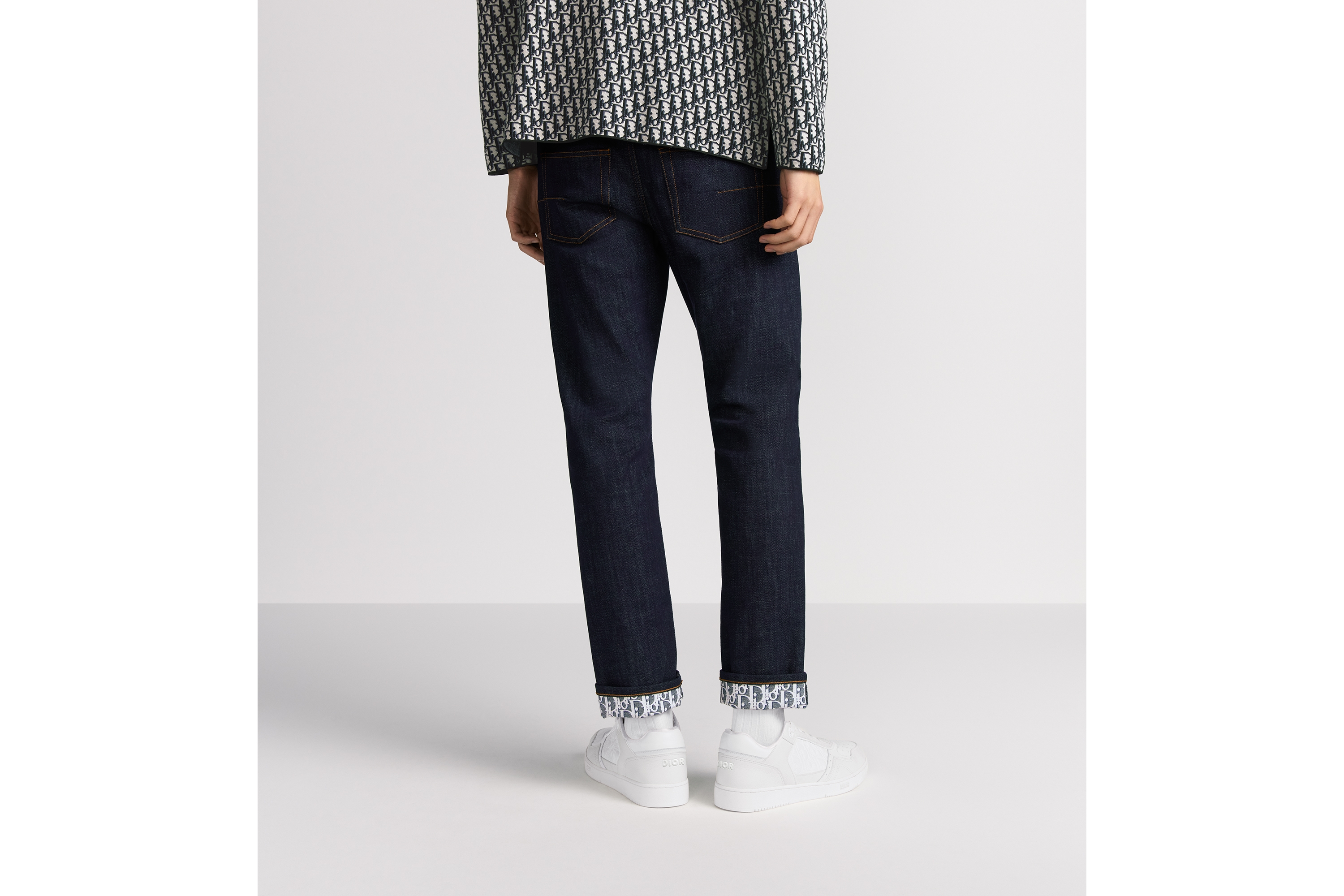 look_image_alt_prefix 长款修身版型牛仔裤 蓝色棉质混纺牛仔面料 Oblique 印花 E15