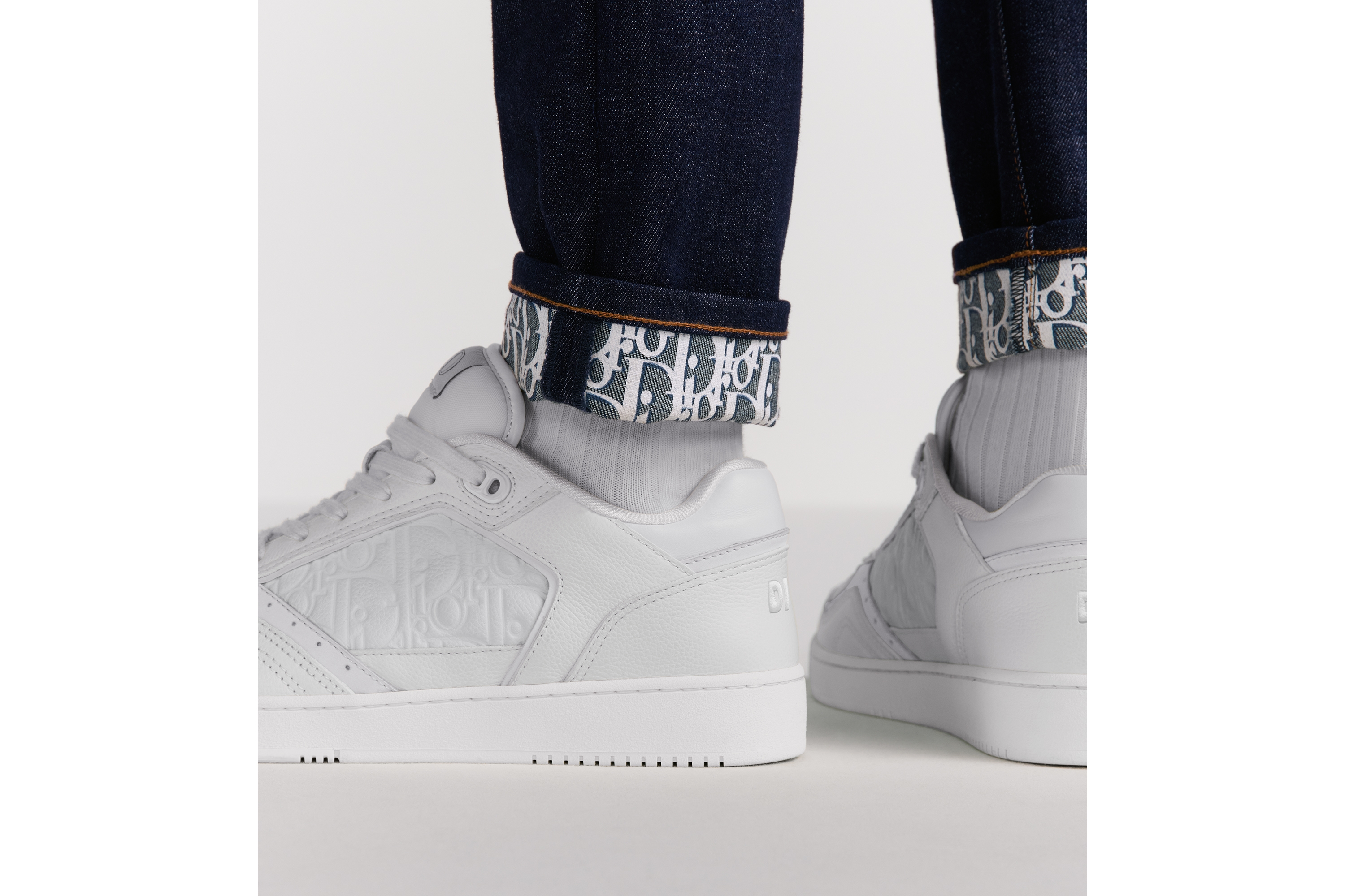 look_image_alt_prefix 长款修身版型牛仔裤 蓝色棉质混纺牛仔面料 Oblique 印花 E16