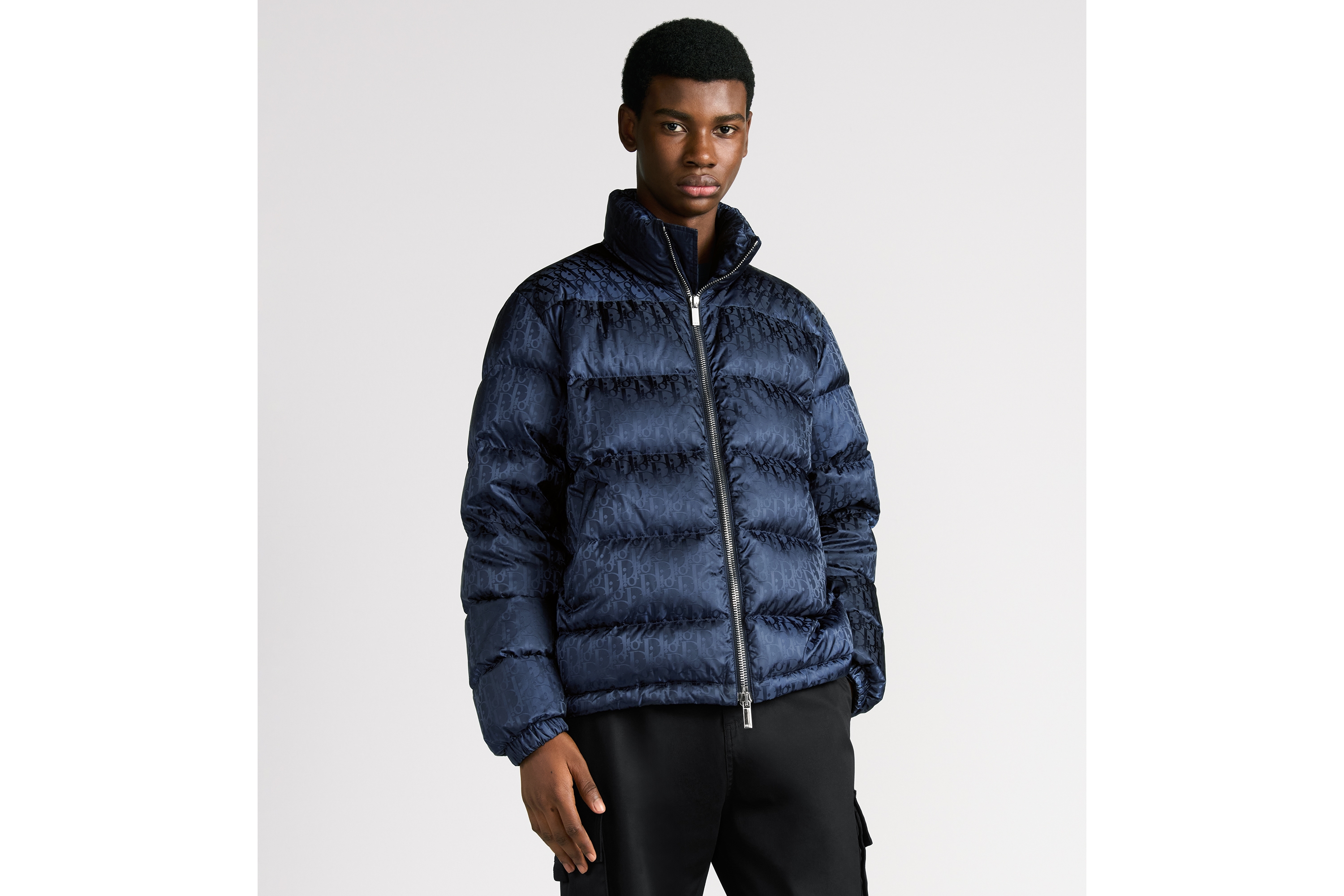 look_image_alt_prefix 羽绒夹克 海军蓝色科技面料 Oblique 印花 E01