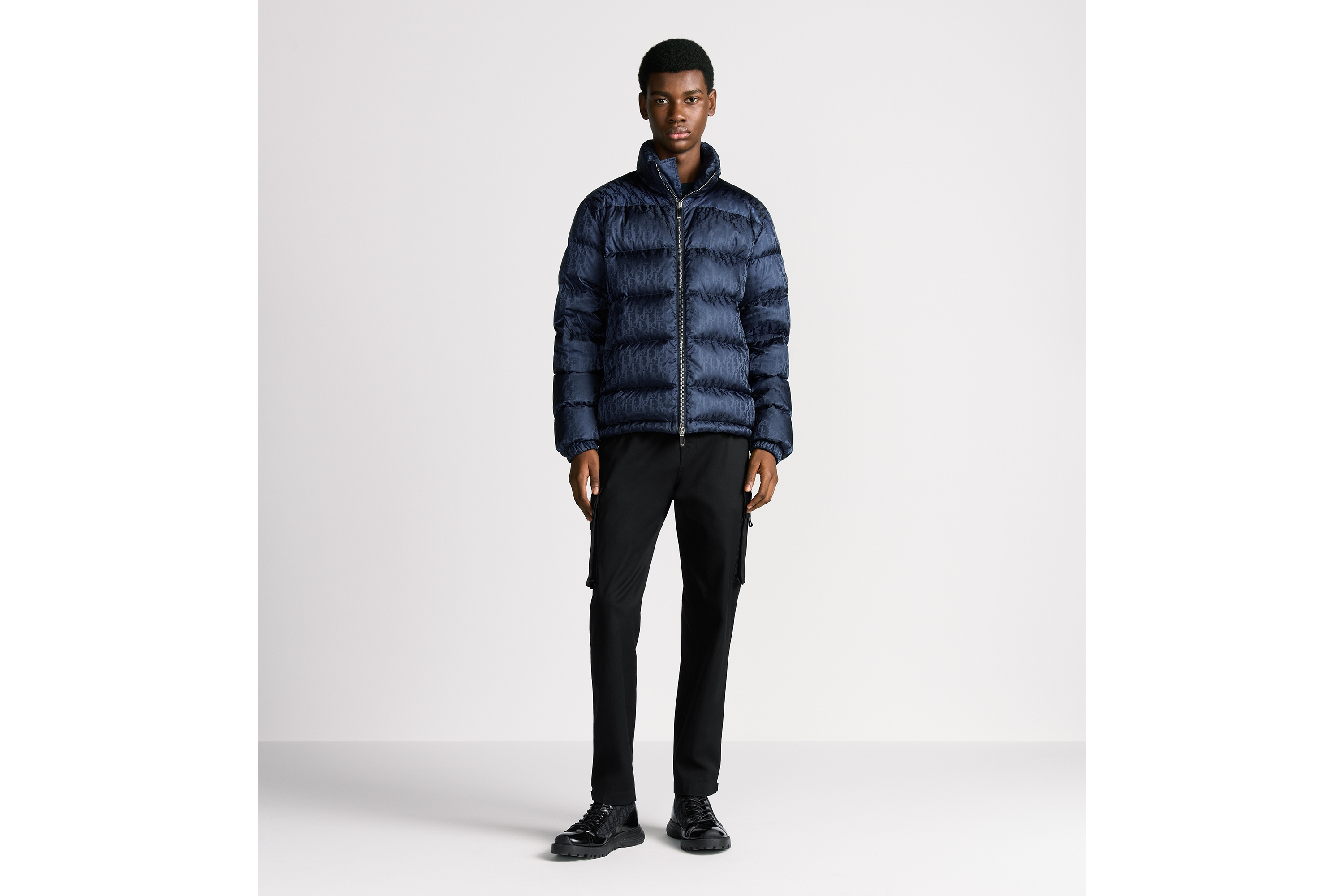 look_image_alt_prefix 羽绒夹克 海军蓝色科技面料 Oblique 印花 E02