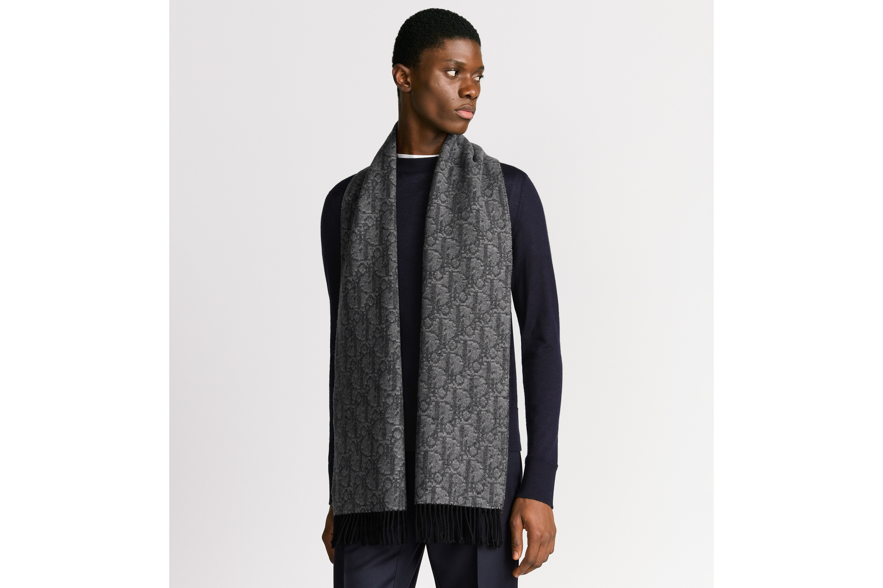 look_image_alt_prefix 双面围巾 灰色和黑色山羊绒和绵羊毛混纺面料 Oblique 印花 E32