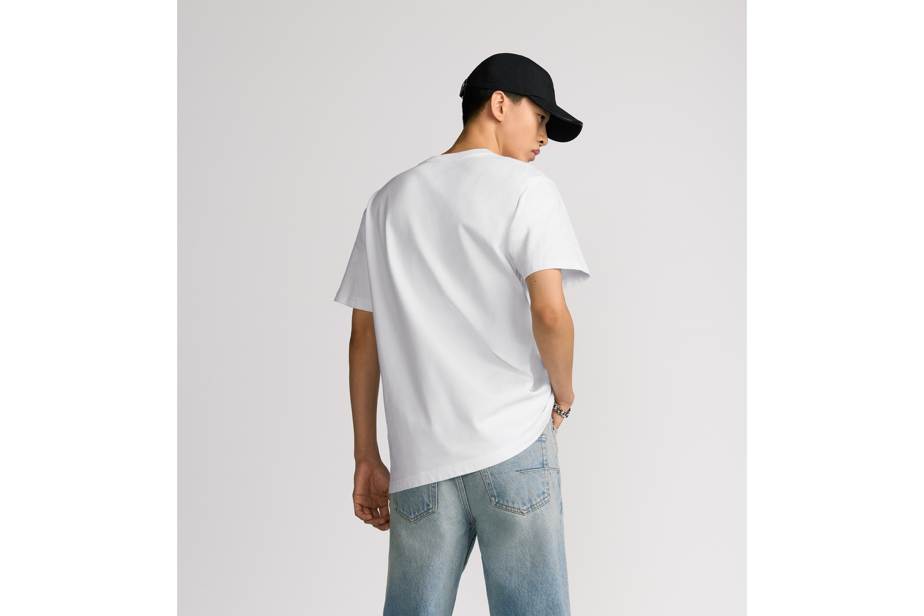 look_image_alt_prefix 宽松版型 T 恤 白色棉质平纹针织面料 Christian Dior Couture 标志 E09