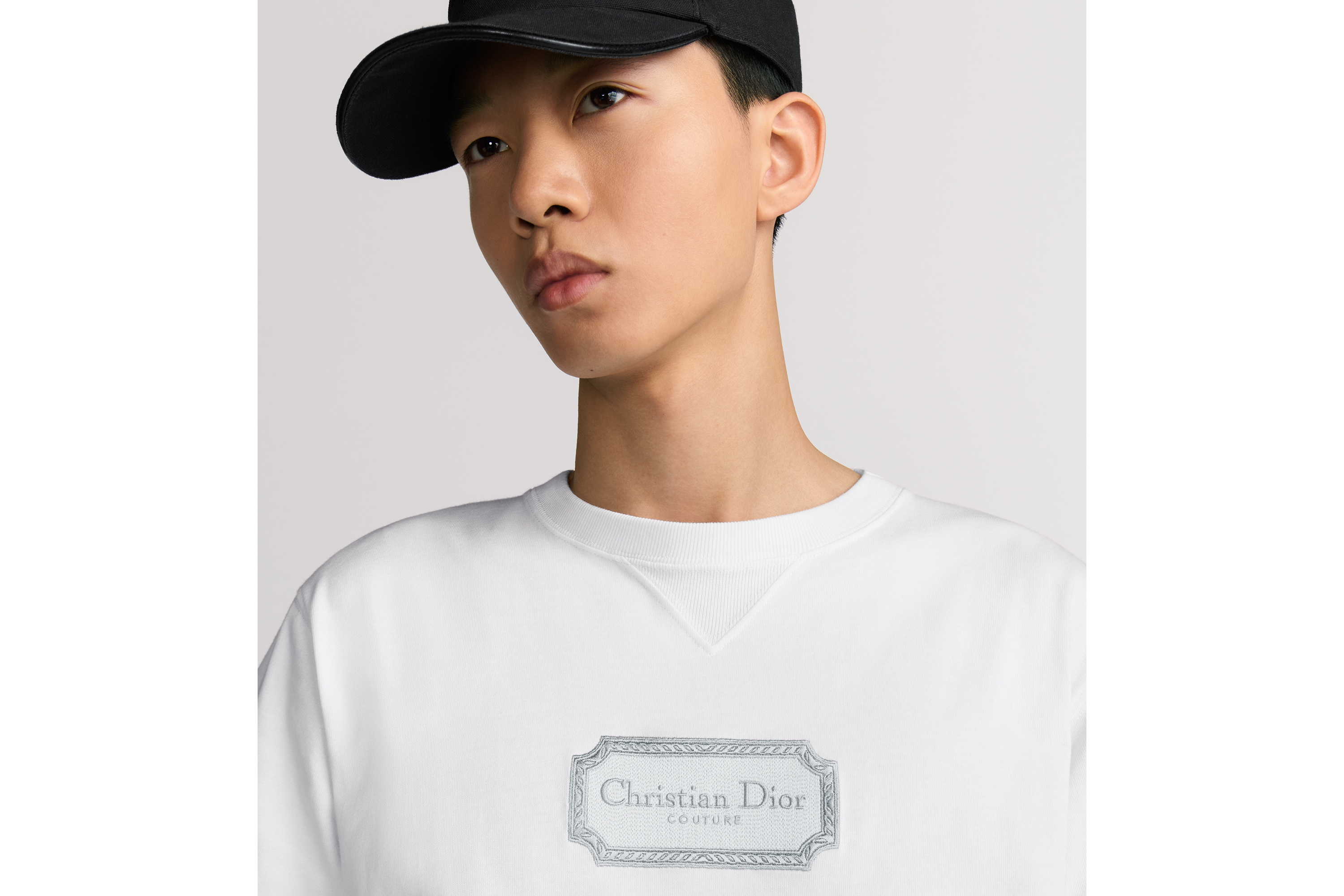 look_image_alt_prefix 宽松版型 T 恤 白色棉质平纹针织面料 Christian Dior Couture 标志 E10