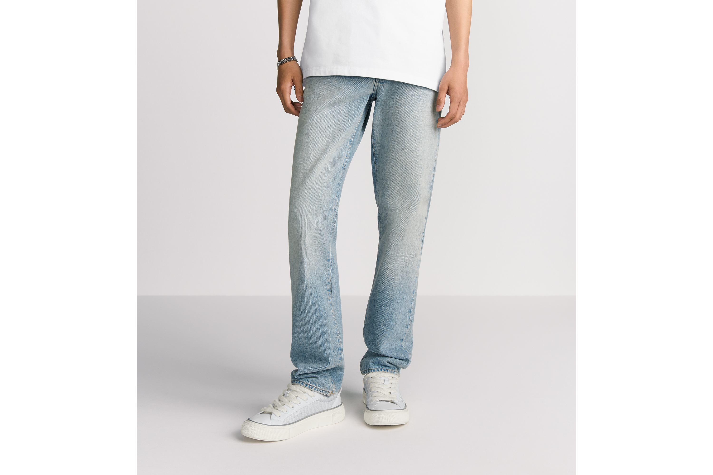 look_image_alt_prefix 常规剪裁牛仔裤 淡蓝色棉质斜纹面料 E13