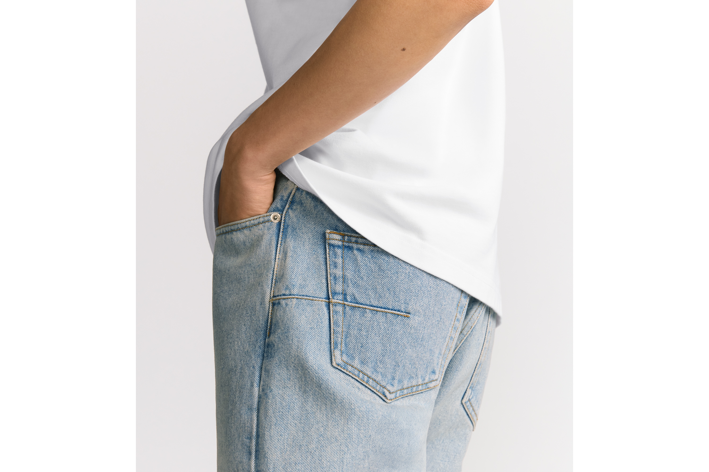 look_image_alt_prefix 常规剪裁牛仔裤 淡蓝色棉质斜纹面料 E16