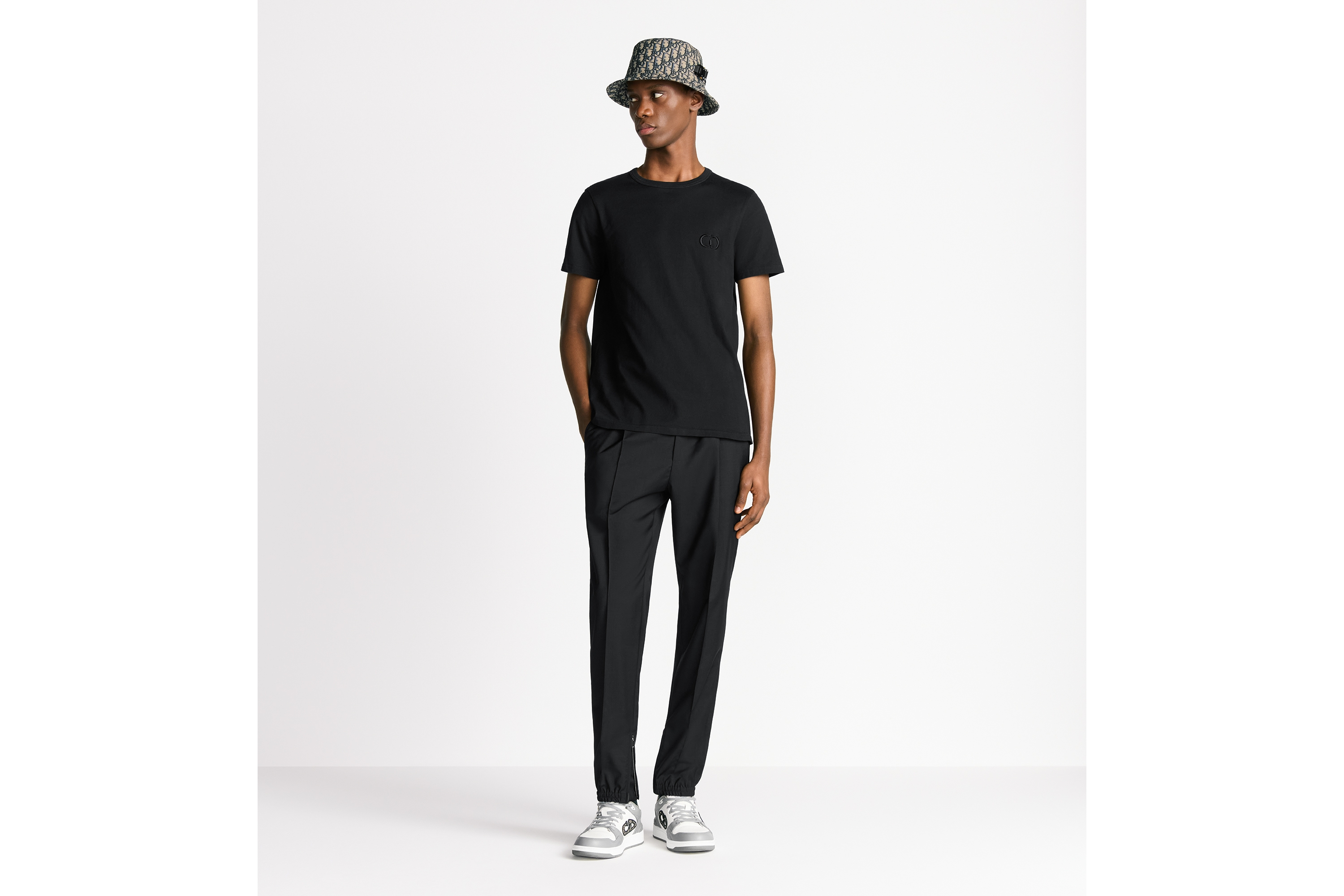 常规版型 T 恤 黑色棉质平纹针织面料 CD Icon 刺绣 E08