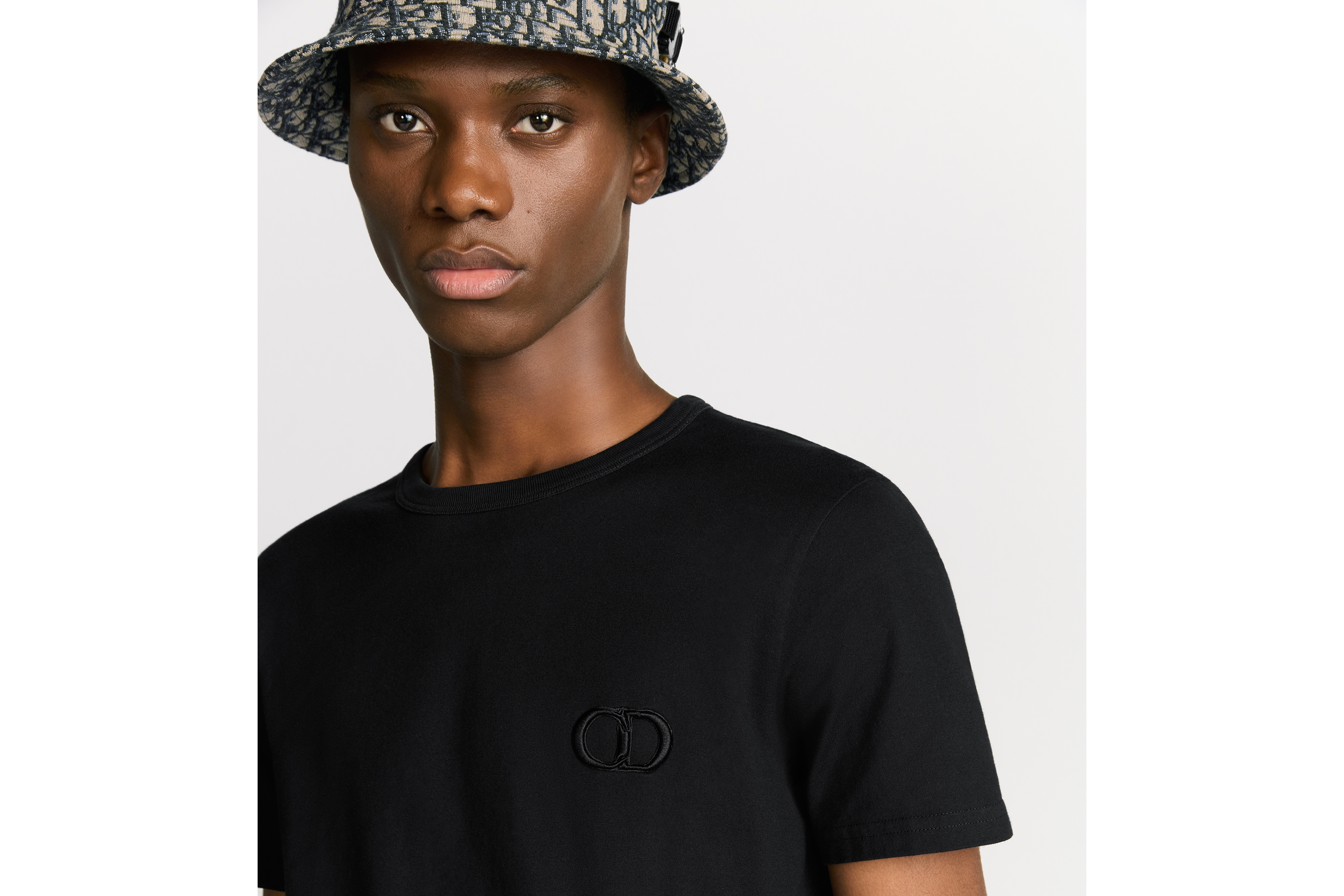 look_image_alt_prefix 常规版型 T 恤 黑色棉质平纹针织面料 CD Icon 刺绣 E10