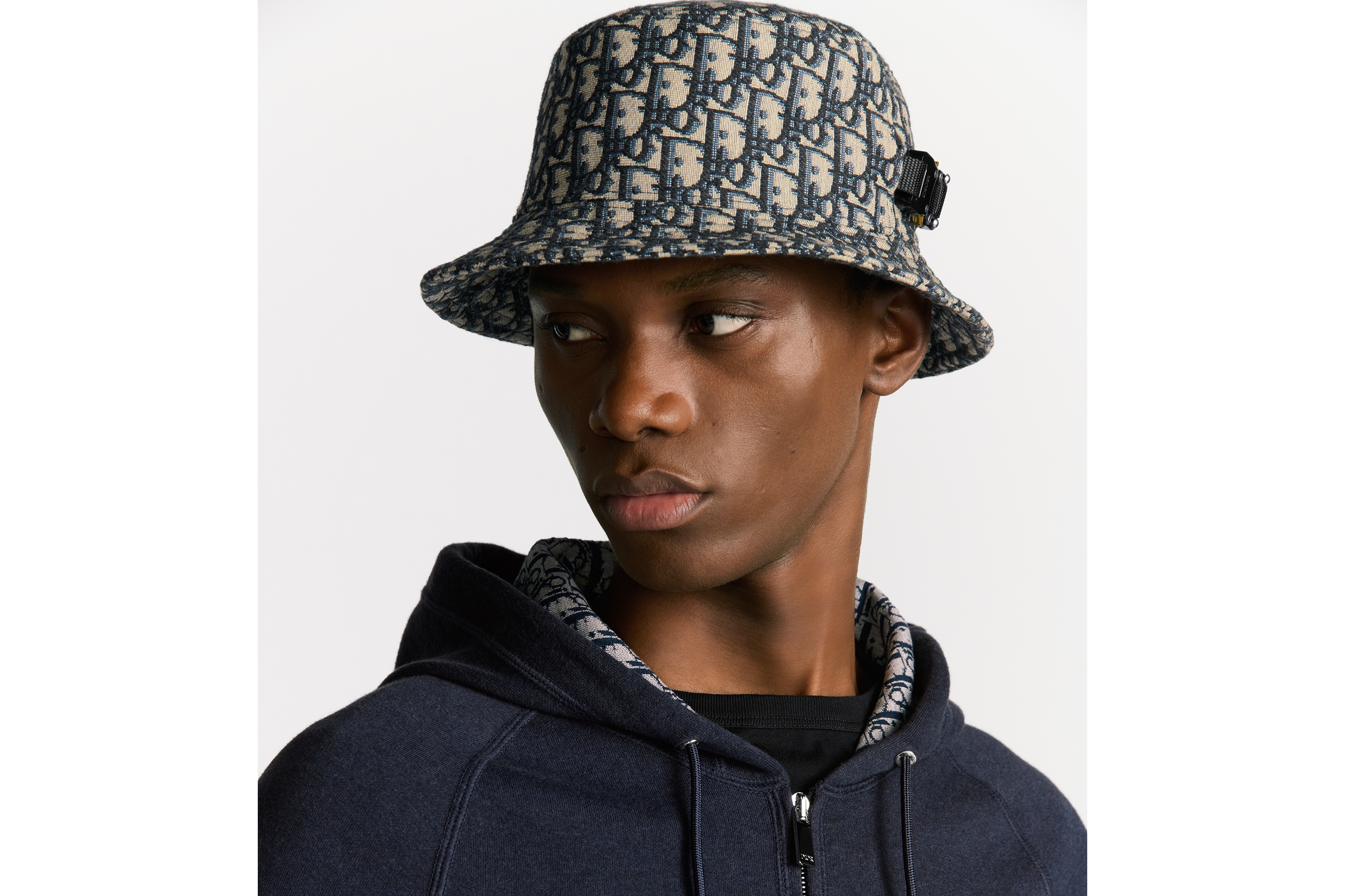 桶帽 海军蓝色和米色棉质混纺面料 Oblique 印花 E26