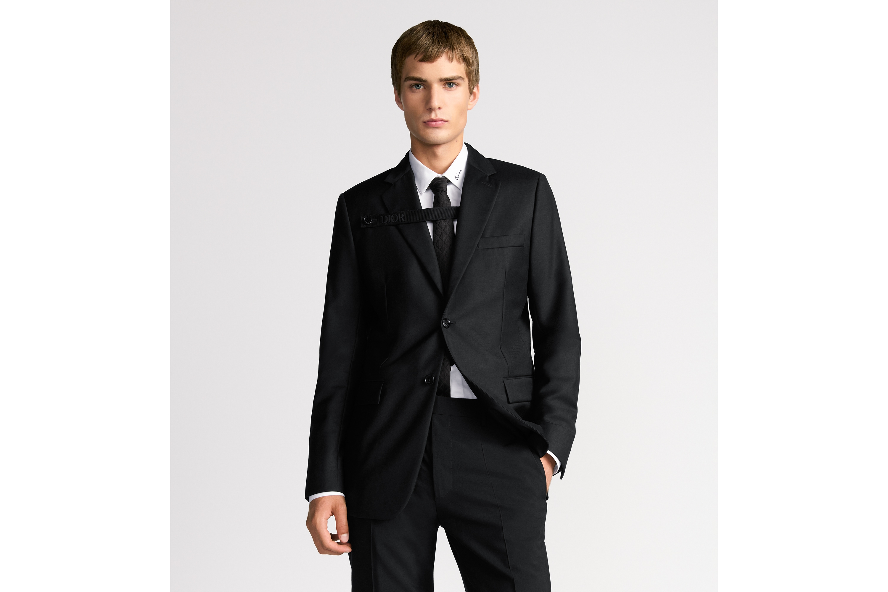 look_image_alt_prefix 单西 黑色绵羊毛斜纹面料搭配纽扣饰带 E01