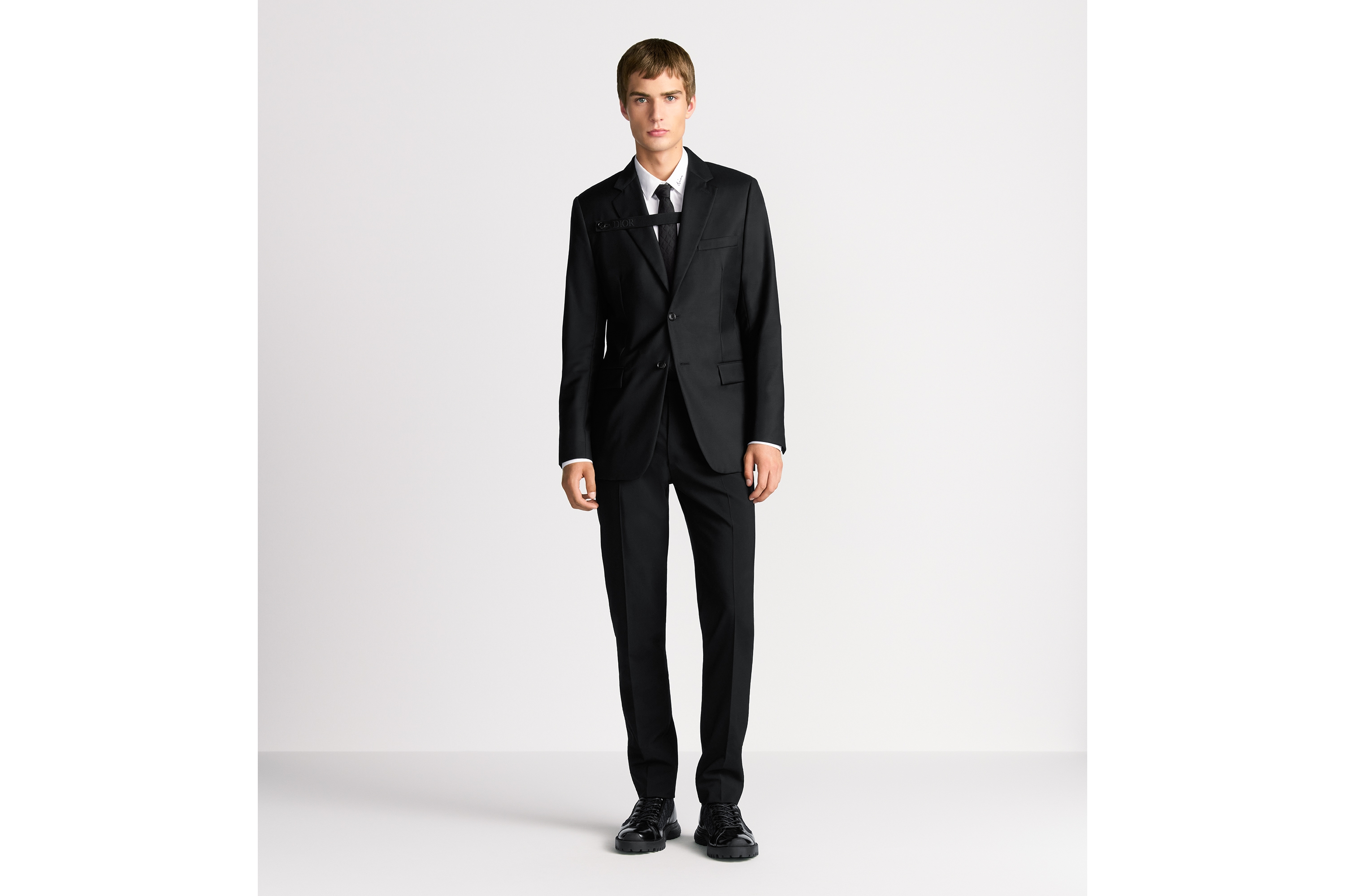 look_image_alt_prefix 单西 黑色绵羊毛斜纹面料搭配纽扣饰带 E02