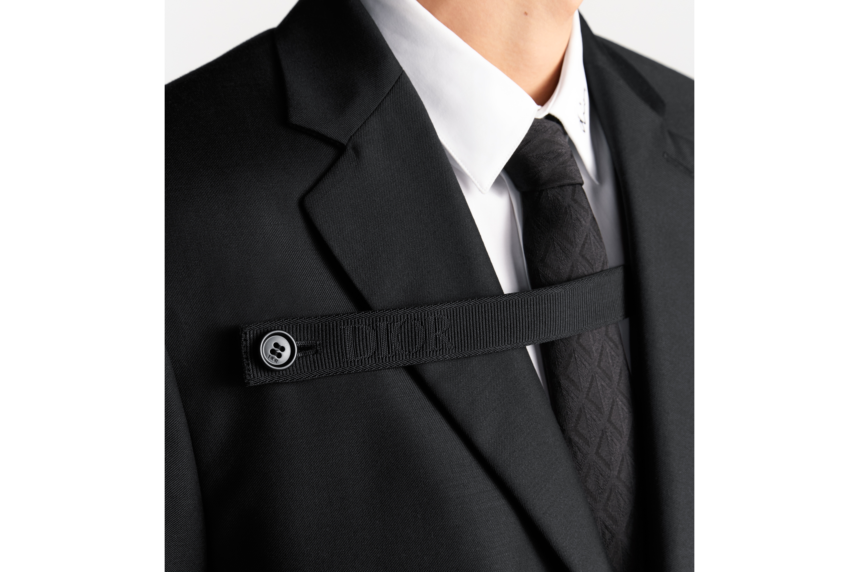 look_image_alt_prefix 单西 黑色绵羊毛斜纹面料搭配纽扣饰带 E04