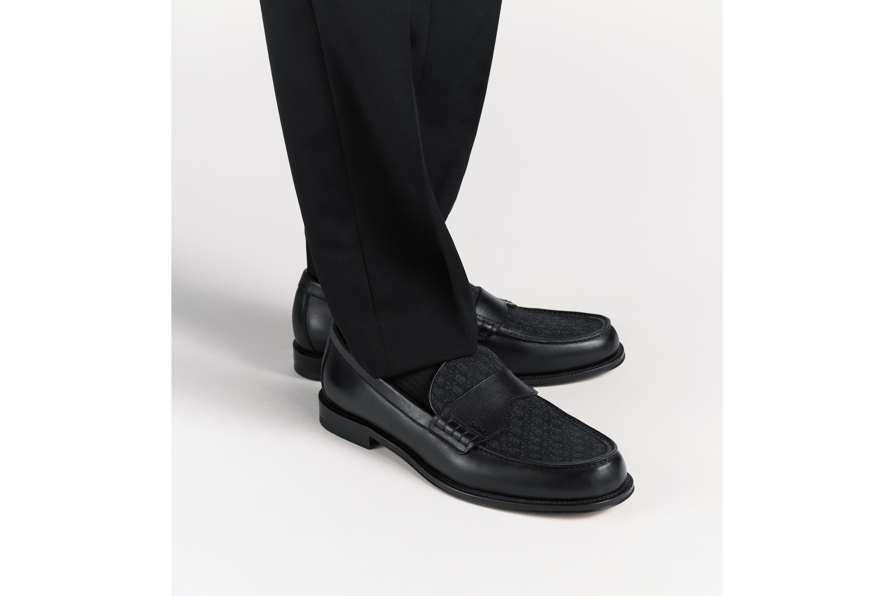 Dior Granville 乐福鞋 黑色光滑牛皮革和黑色 Oblique 印花面料 E23